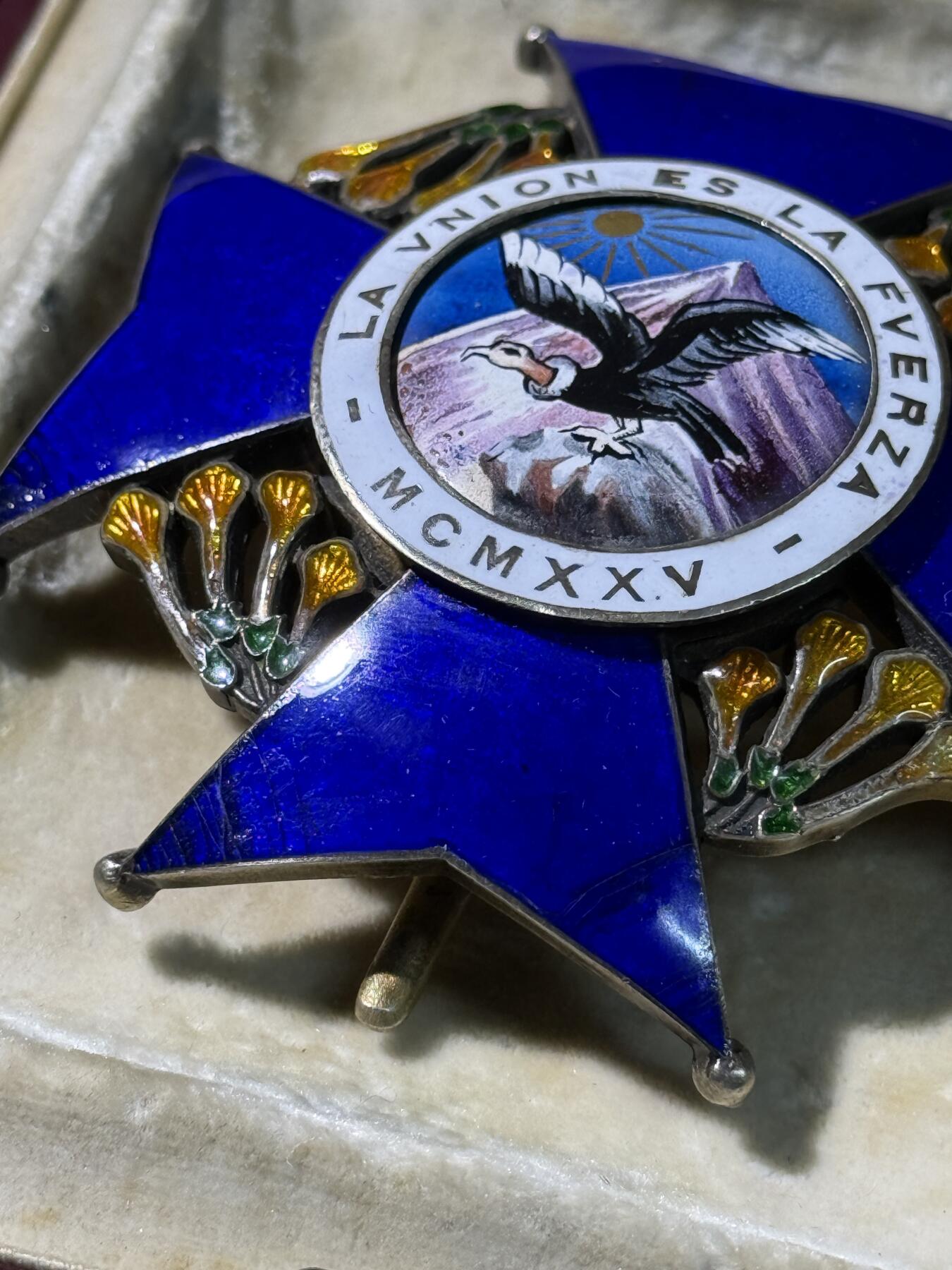 欢庆春节！戎马世界章牌大赏第111期春节大拍 玻利维亚安第斯秃鹫勋章星芒章，银制，法国亚瑟贝特朗制造，珐琅有损