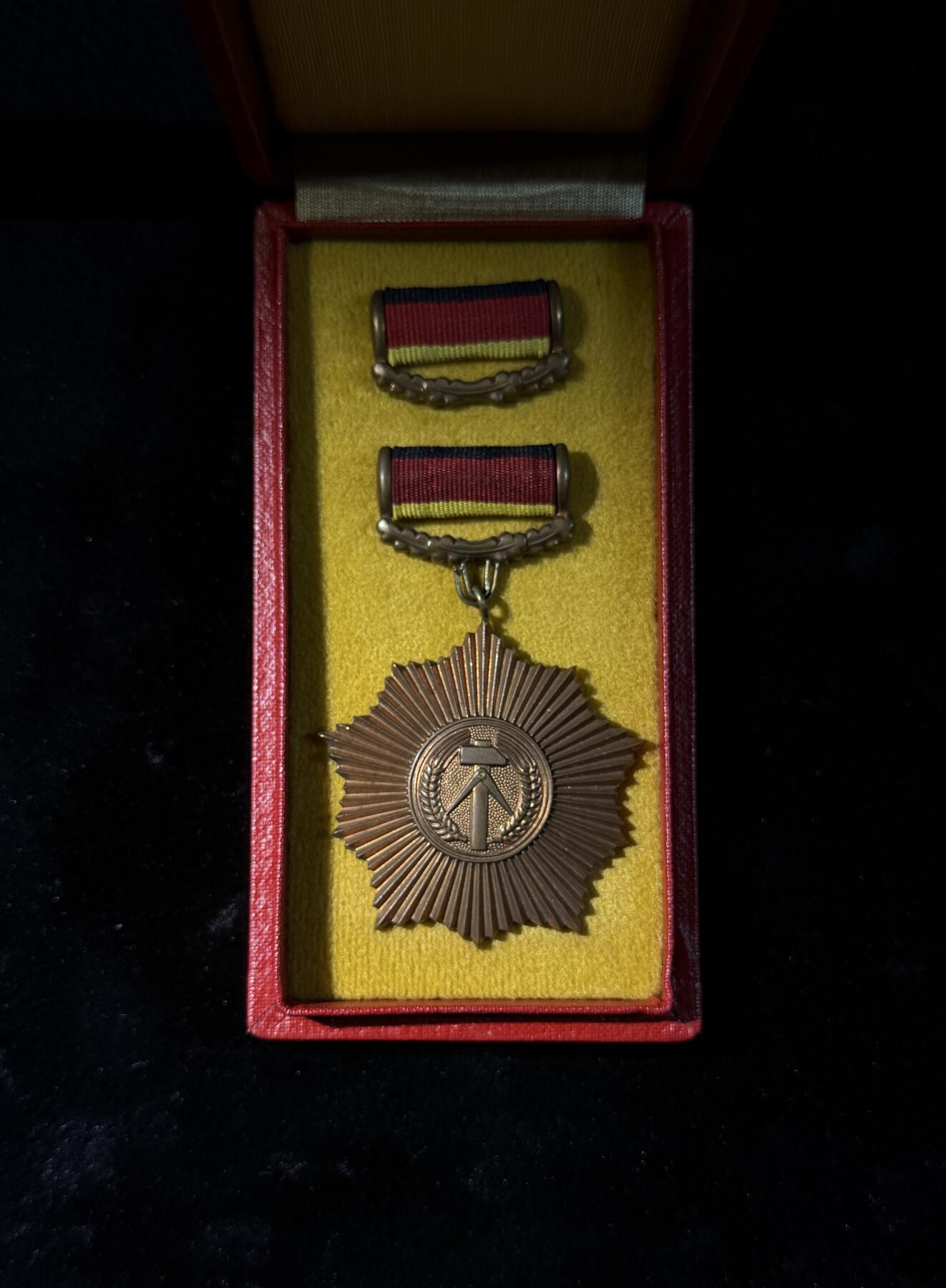 欢庆春节！戎马世界章牌大赏第111期春节大拍 东德铜级祖国功勋勋章，盒略齐全，早期手提挂版