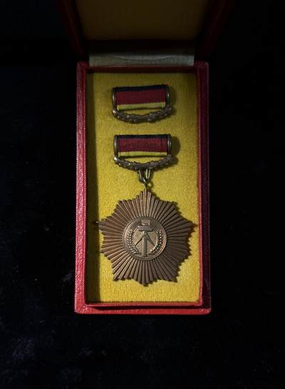 欢庆春节！戎马世界章牌大赏第111期春节大拍 - 东德铜级祖国功勋勋章，盒略齐全，早期手提挂版