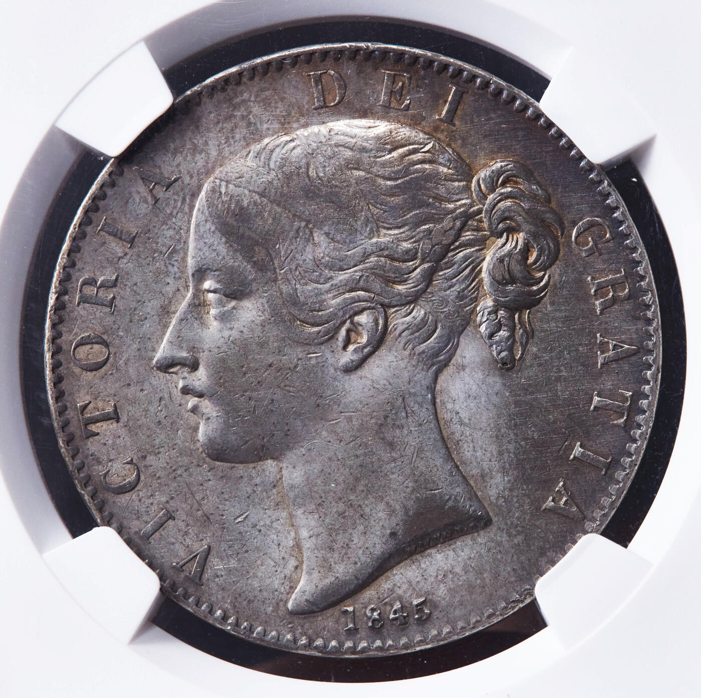 【俄甄集藏】马年新春第一拍 2026年(048)02-25星期三 晚 19:30 全场包邮 英国1845年维多利亚青年头像盾徽1克朗大银币，NGC AU50，原味黄油酱彩老包浆，底光犹存，名誉品种，味道佳