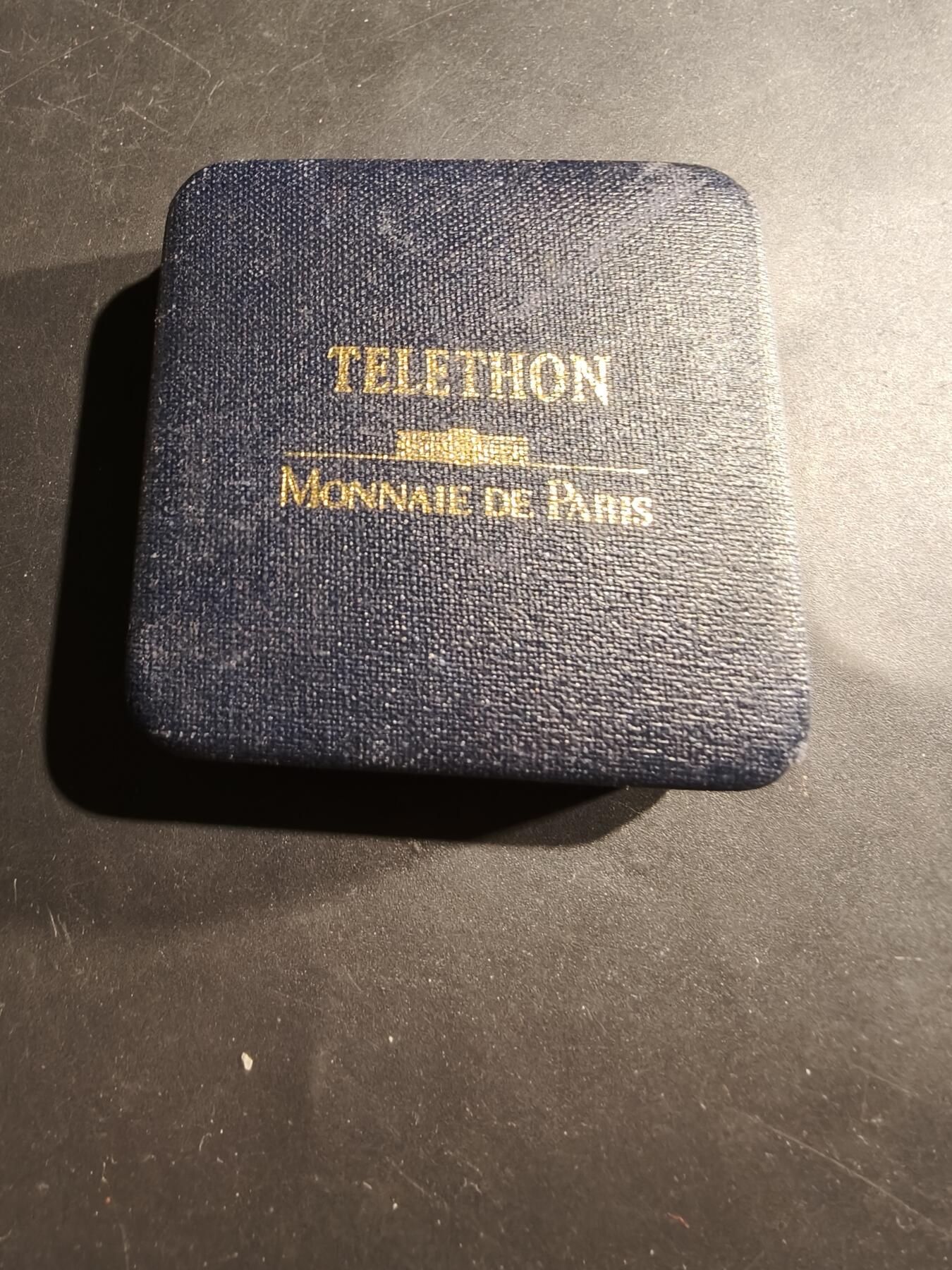 老王徽章第181期 法国大革命200周年纪念章   原盒    正面为马拉和埃贝尔肖像     直径31mm     重量13.1g