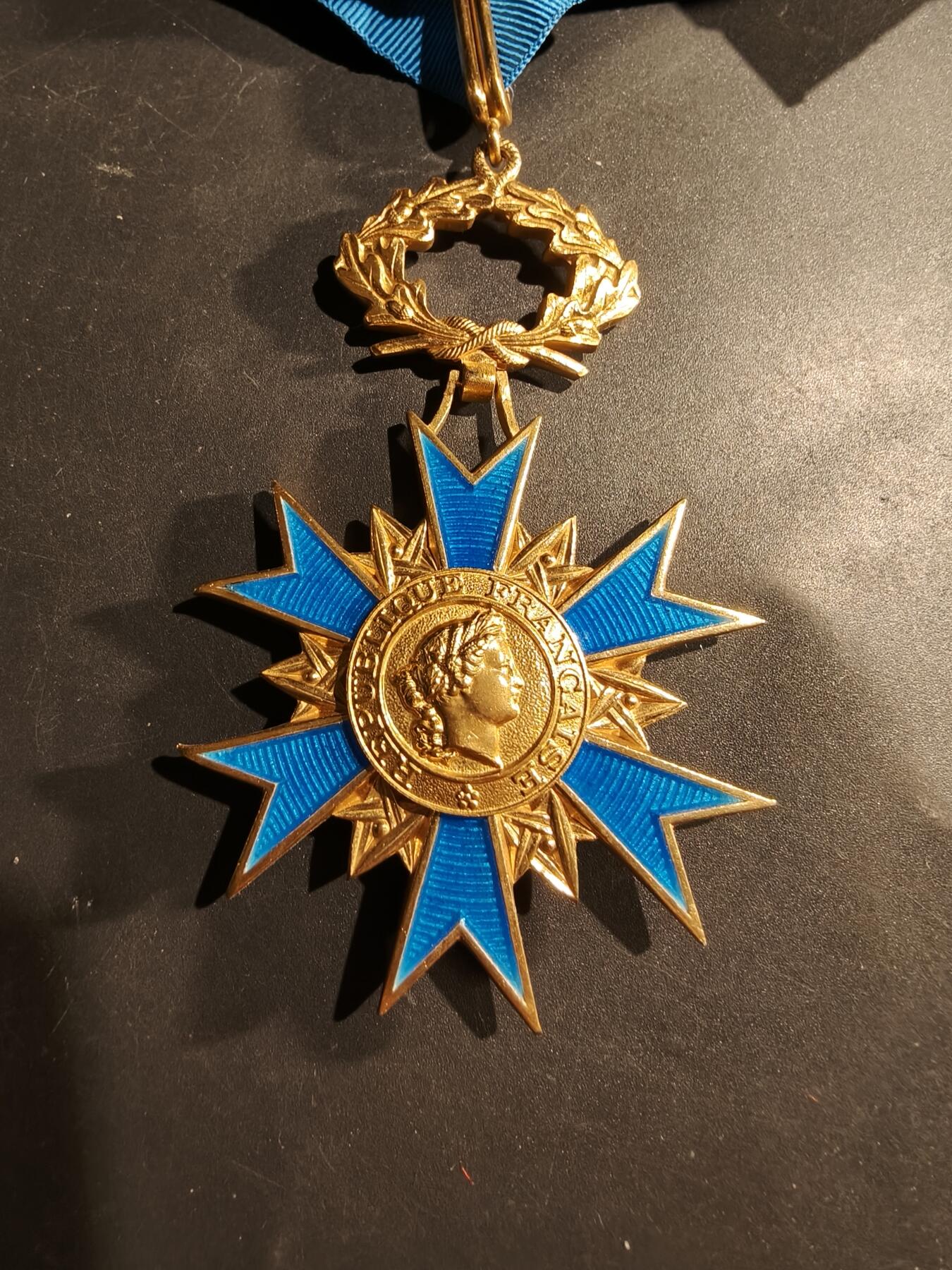 老王徽章第181期 法国指挥官级国家功勋勋章    原盒好品珐琅    925银镀金     章重74.9g