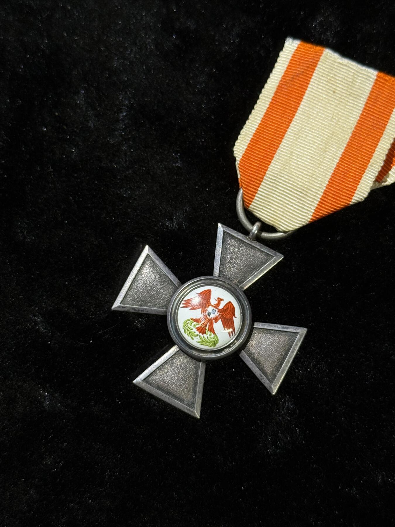 欢庆春节！戎马世界章牌大赏第111期春节大拍 普鲁士红鹰勋章，四级，章芯有点松动脱落的痕迹