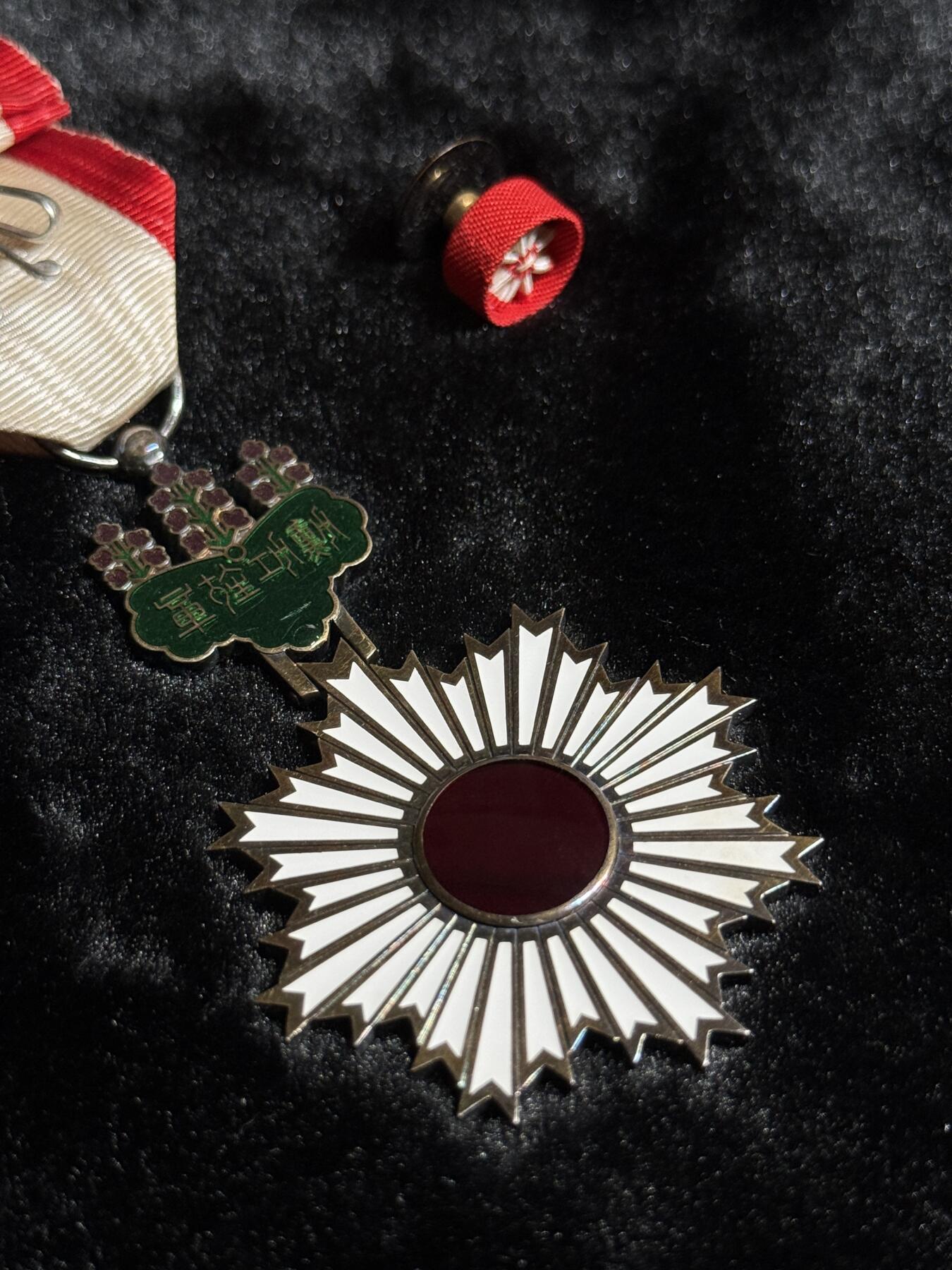 欢庆春节！戎马世界章牌大赏第111期春节大拍 日本勋四等旭日章，银字盒