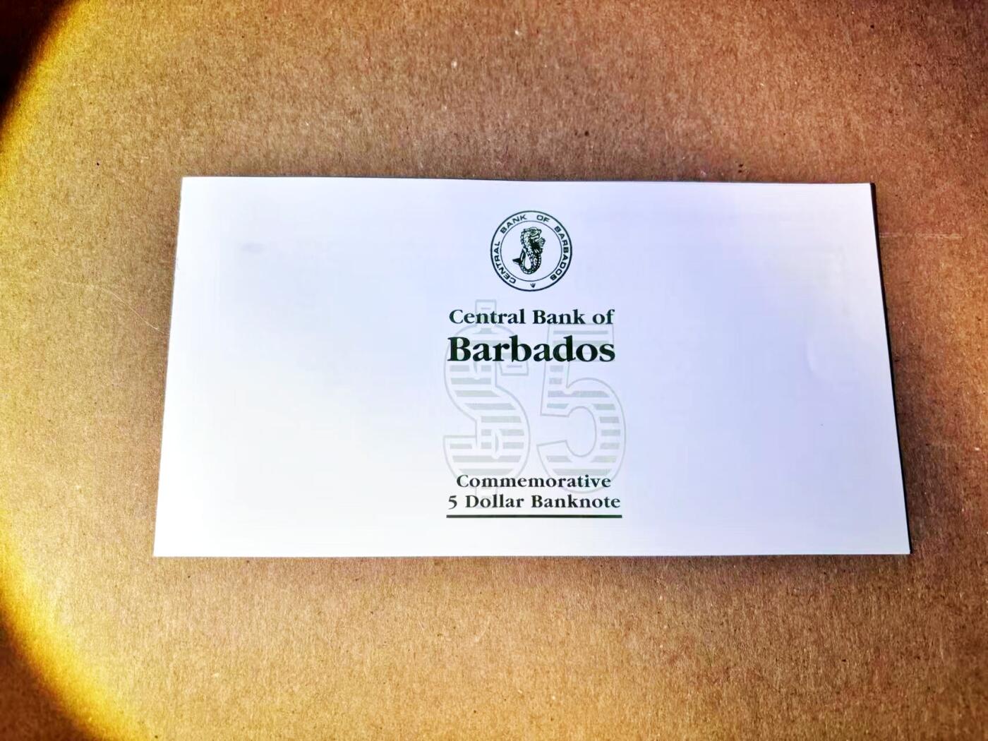 【Blue Auction】世界纸币精拍第785期——18级TOP拍卖/信誉/品质/专业/高效💫 【带册 968倒置小号】巴巴多斯  2002 年 5 元 央行成立30周年纪念钞 全新UNC