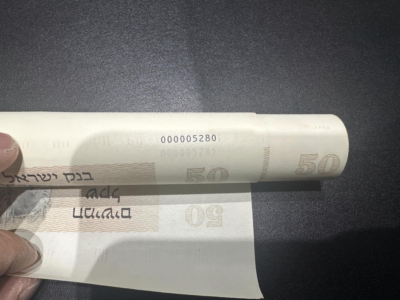 《外钞收藏家》第六百一十期（新年假期场/年后快递恢复正常再发货）（长期征集拍品、欢迎藏友们联系合作） 1978年以色列50 连体钞12连体 共四张一起 基本全新但边上有黄斑 