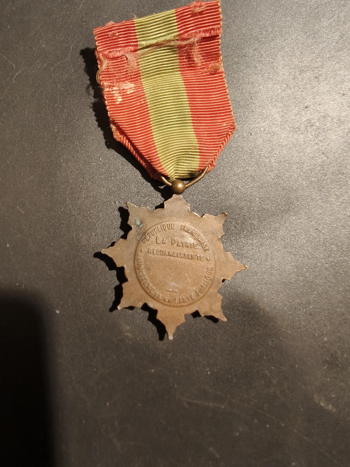 老王徽章第181期 法国铜级母亲奖章