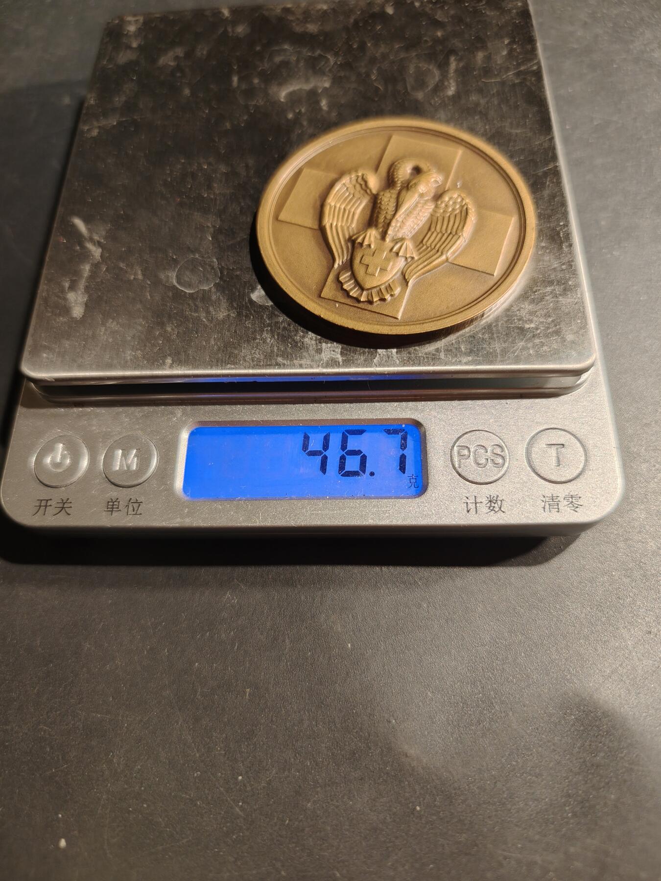 老王徽章第181期 比利时红十字会无偿献血纪念章     原盒    直径50mm    重量46.1g