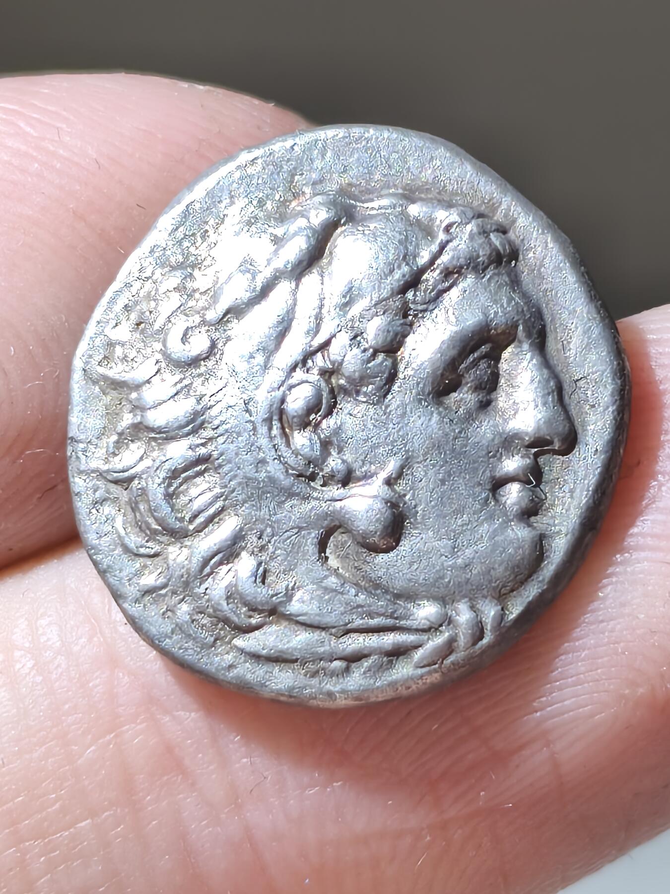 星盘世界钱币二月二十一日初五 世界古典币春节精品大拍 祝各位藏友马年大吉-新年新气象！ 典藏极美品！赫拉克勒斯狮皮1德拉克马银币 腓力三世签名版 前336-323年 小亚细亚地区西部发行 全未流通状态 高细节高浮雕 200+英镑