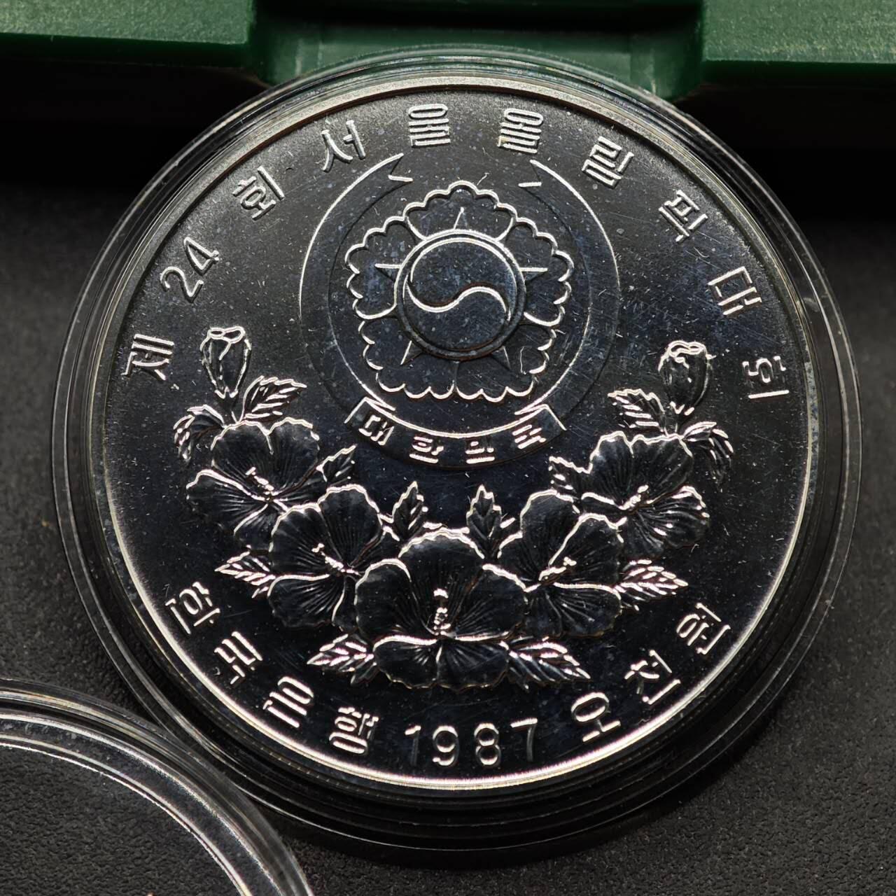 【淘币小摊】实时拍第八百七十拍   银币套币场    年前最后一场周一预留全部发出 本场无中意拍品可私信周日发货请更换最新收货地址不方便收货的请勿参拍或者顺丰到付 韩国1987年5000韩元普制银币 汉城奥运会-秋千 16.81克925银 盒证全