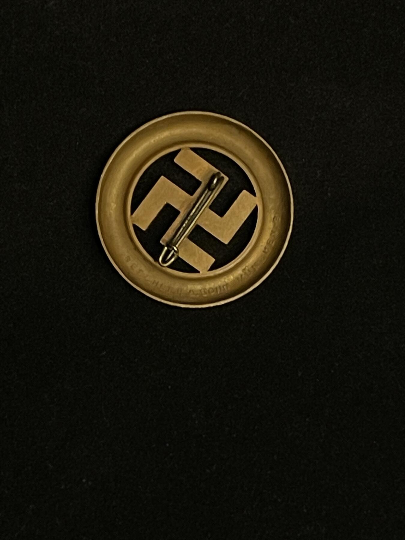 杂勋专场 德国德三NSDAP慕尼黑大区1933年徽章，正面“UND IHR HABT DOCH GESIEGT”铭文（与血章铭文一致，为纪念慕尼黑啤酒馆政变口号），背打DESCHLER & SOHN， MÜNCHEN 9（著名的1厂），罕见，极品，纯铜，直径约3.6厘米，别针原焊，大区是党内划分行政区，大区领袖由画家直接认命，只对画家负责