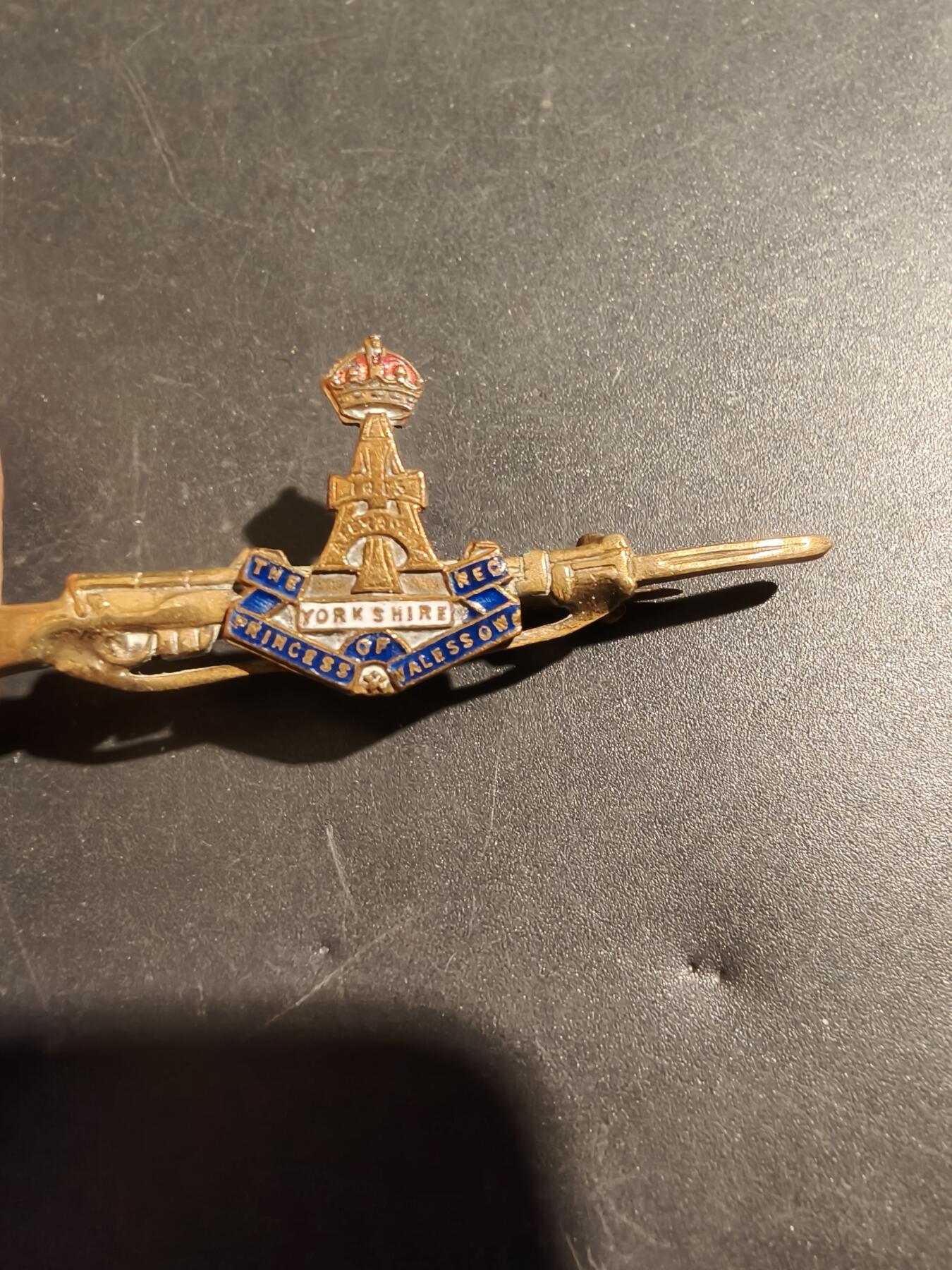 老王徽章第181期 英国绿霍华德步兵团证章    铜质珐琅   二战时期