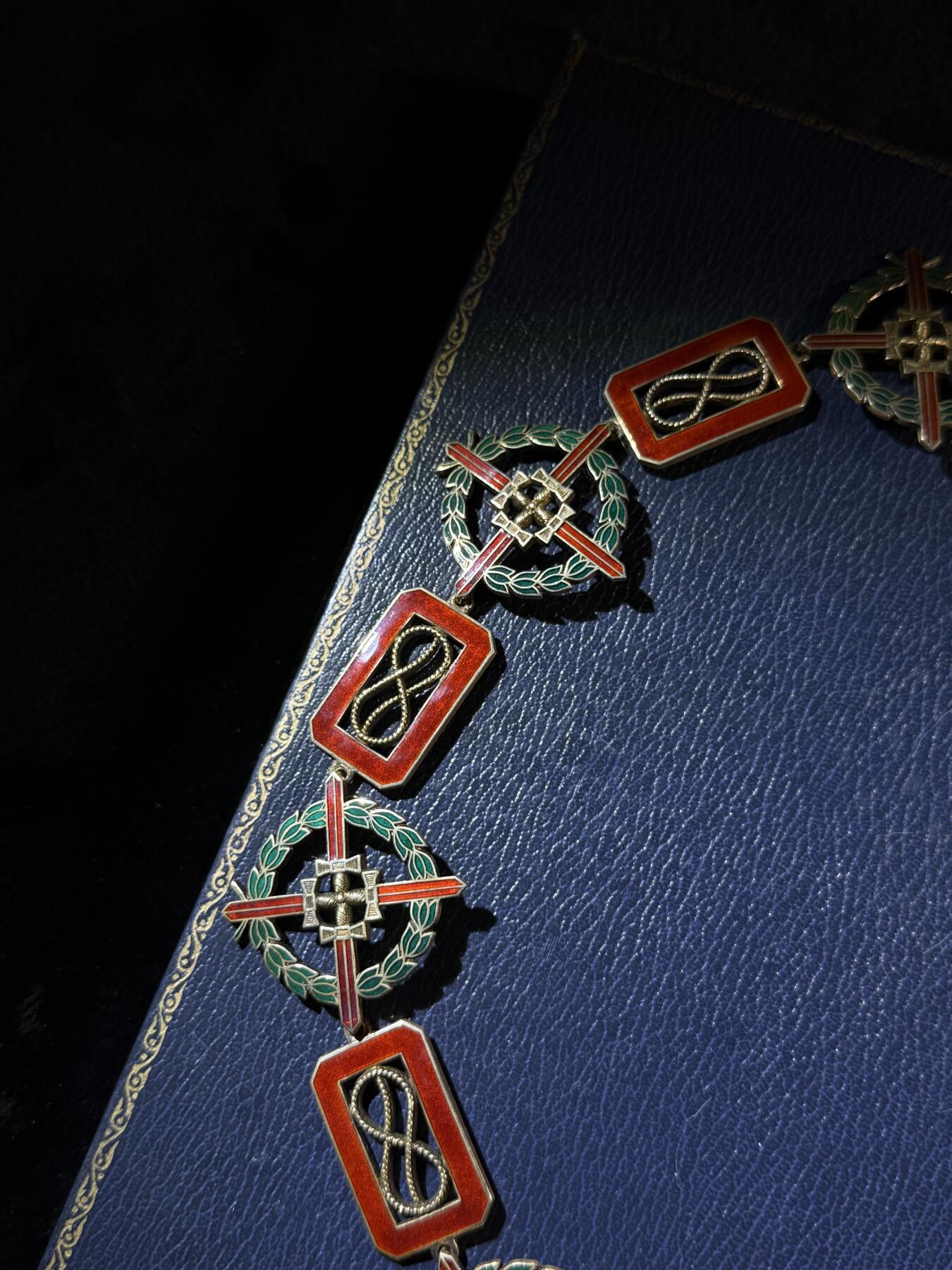 欢庆春节！戎马世界章牌大赏第111期春节大拍 西班牙大项链级圣斐迪南皇家军事勋章，银制带盒，西班牙最高军事勋赏，该大链章国内首见