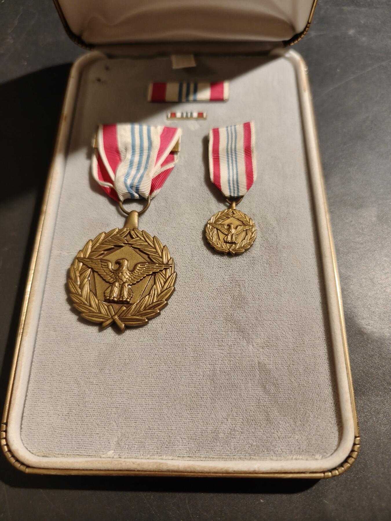 老王徽章第181期 美国国防部功绩服务奖章     原盒带略、珐琅略和迷你章 