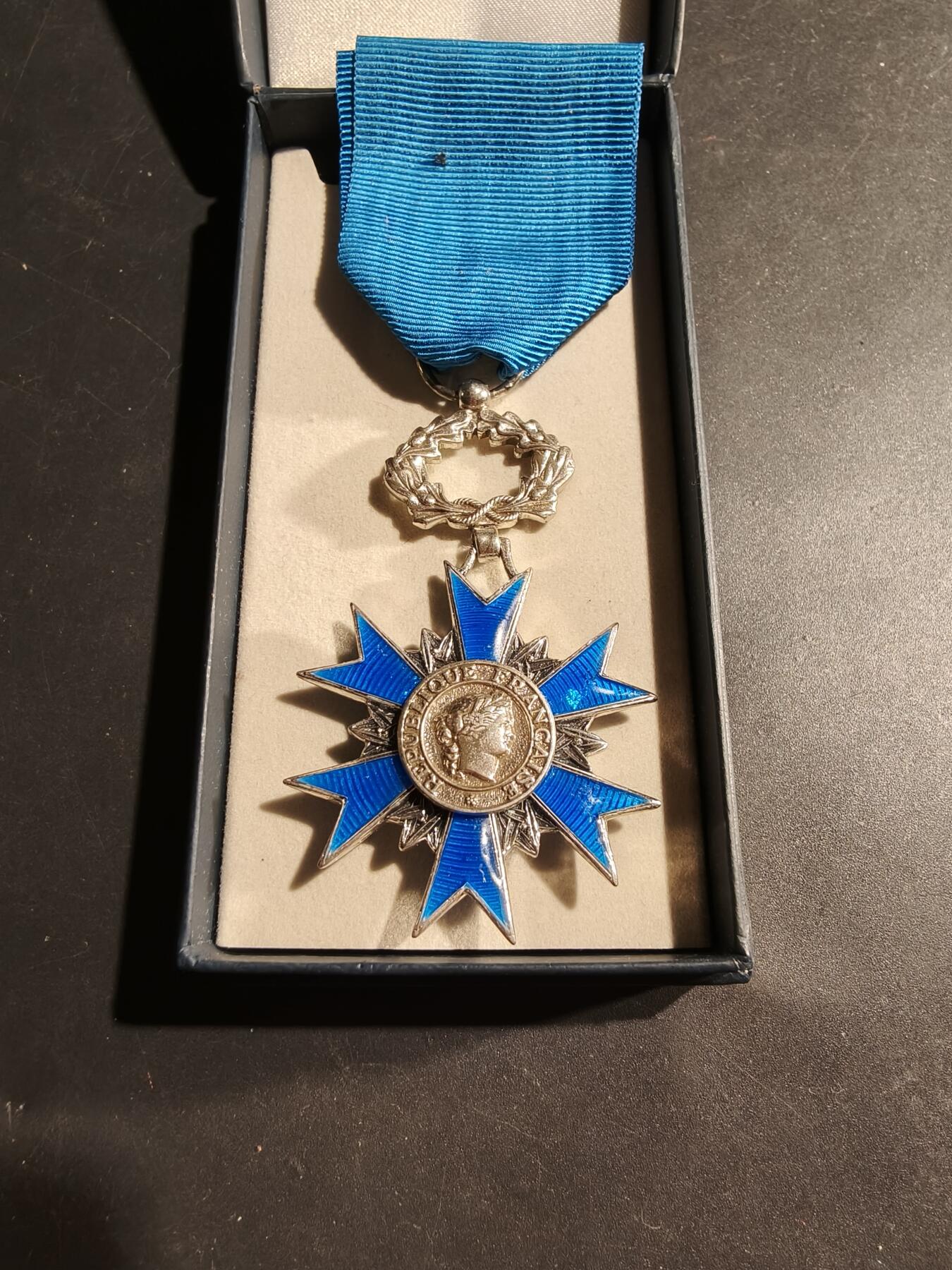 老王徽章第181期 法国骑士级国家功勋勋章    原盒    早期950银质珐琅     28.4g