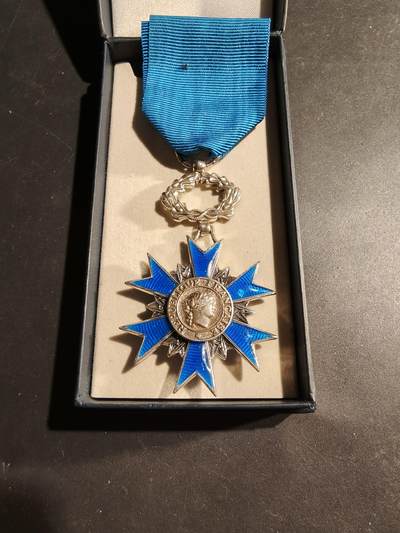 老王徽章第181期 - 法国骑士级国家功勋勋章    原盒    早期950银质珐琅     28.4g