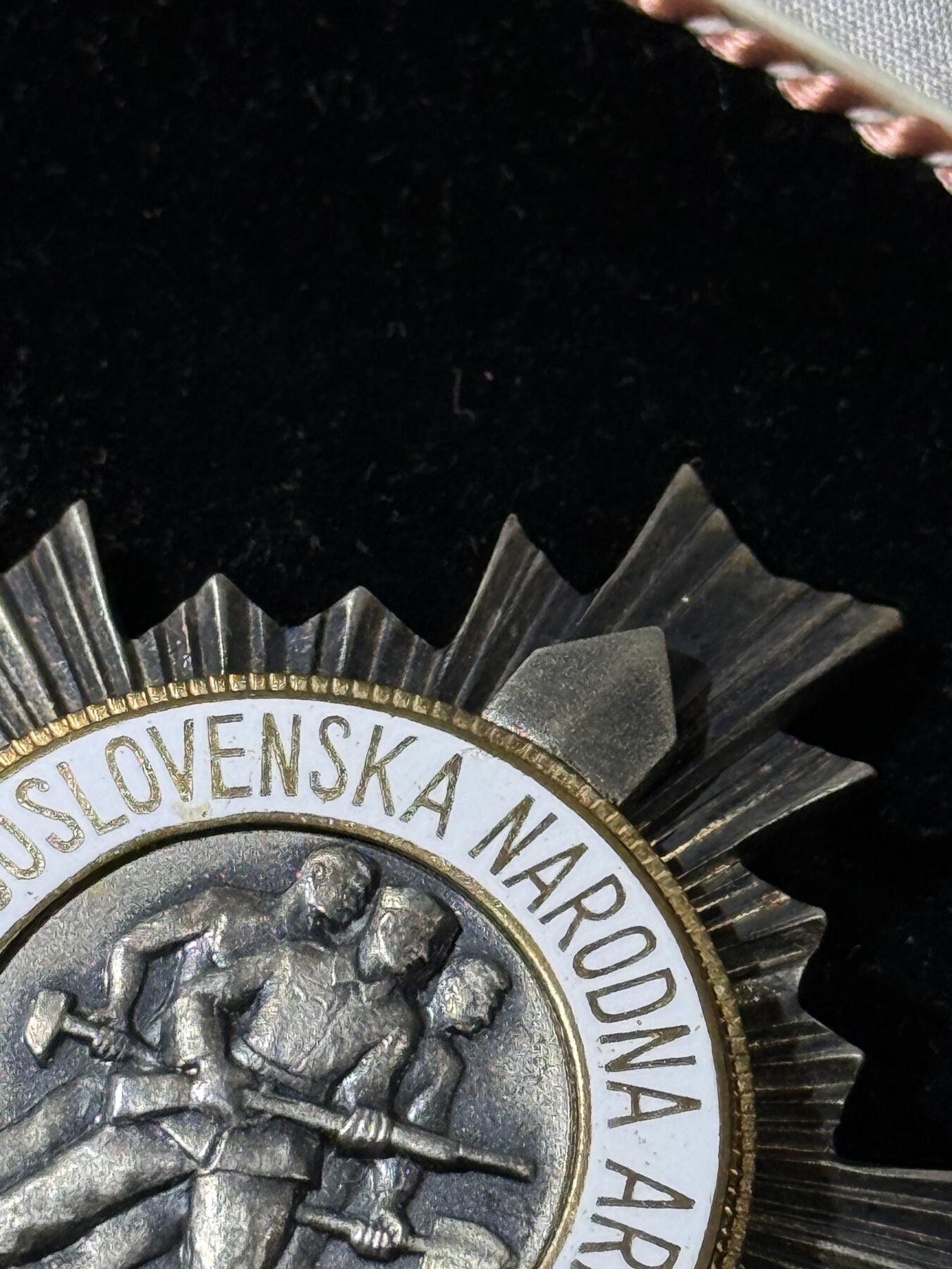 欢庆春节！戎马世界章牌大赏第111期春节大拍 南斯拉夫三级人民军勋章，银制，早期滚边礼盒薄章体版本，盒扣缺失