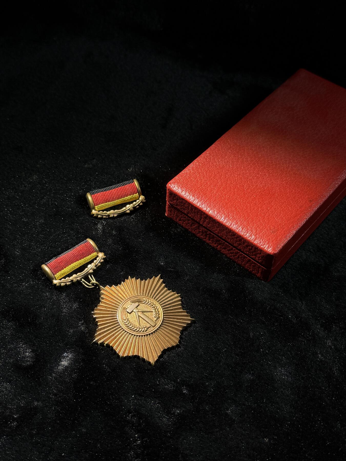 欢庆春节！戎马世界章牌大赏第111期春节大拍 东德铜级祖国功勋勋章，盒略齐全，早期手提挂版