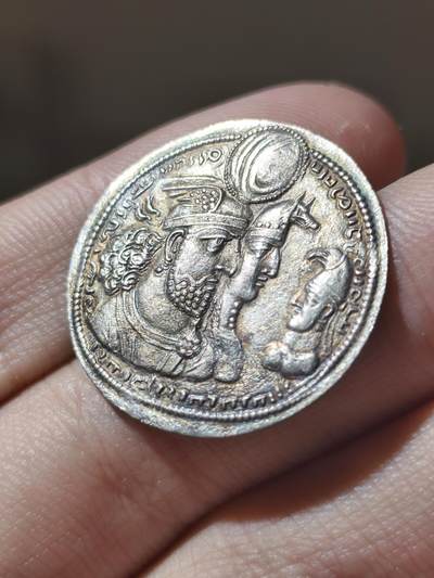 典藏精品！古波斯萨珊帝国瓦赫兰二世（全家福版）版式最多的统治者，以大版本分为全家福、夫妻、国王单独头像、父子不同冠版，此枚为全家福版，最为难得的是此枚币基本肉眼所见无弱打，高点细节俱全，毕业级品相