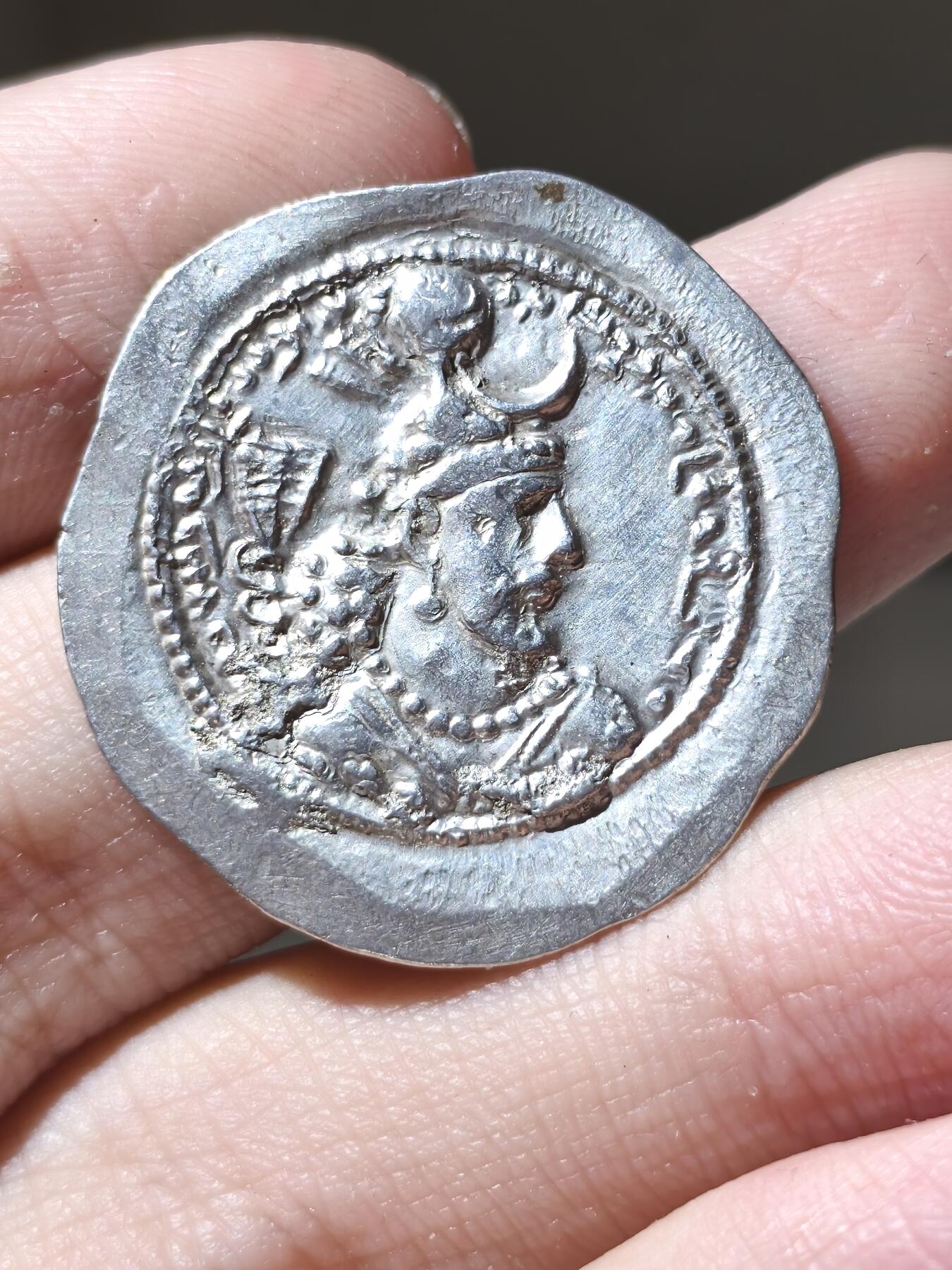 星盘世界钱币二月二十一日初五 世界古典币春节精品大拍 祝各位藏友马年大吉-新年新气象！ 很漂亮的耶兹格德二世银币，这枚有复打现象，祭坛是非常特殊的形状，比较特殊，打制压力非常强，很漂亮