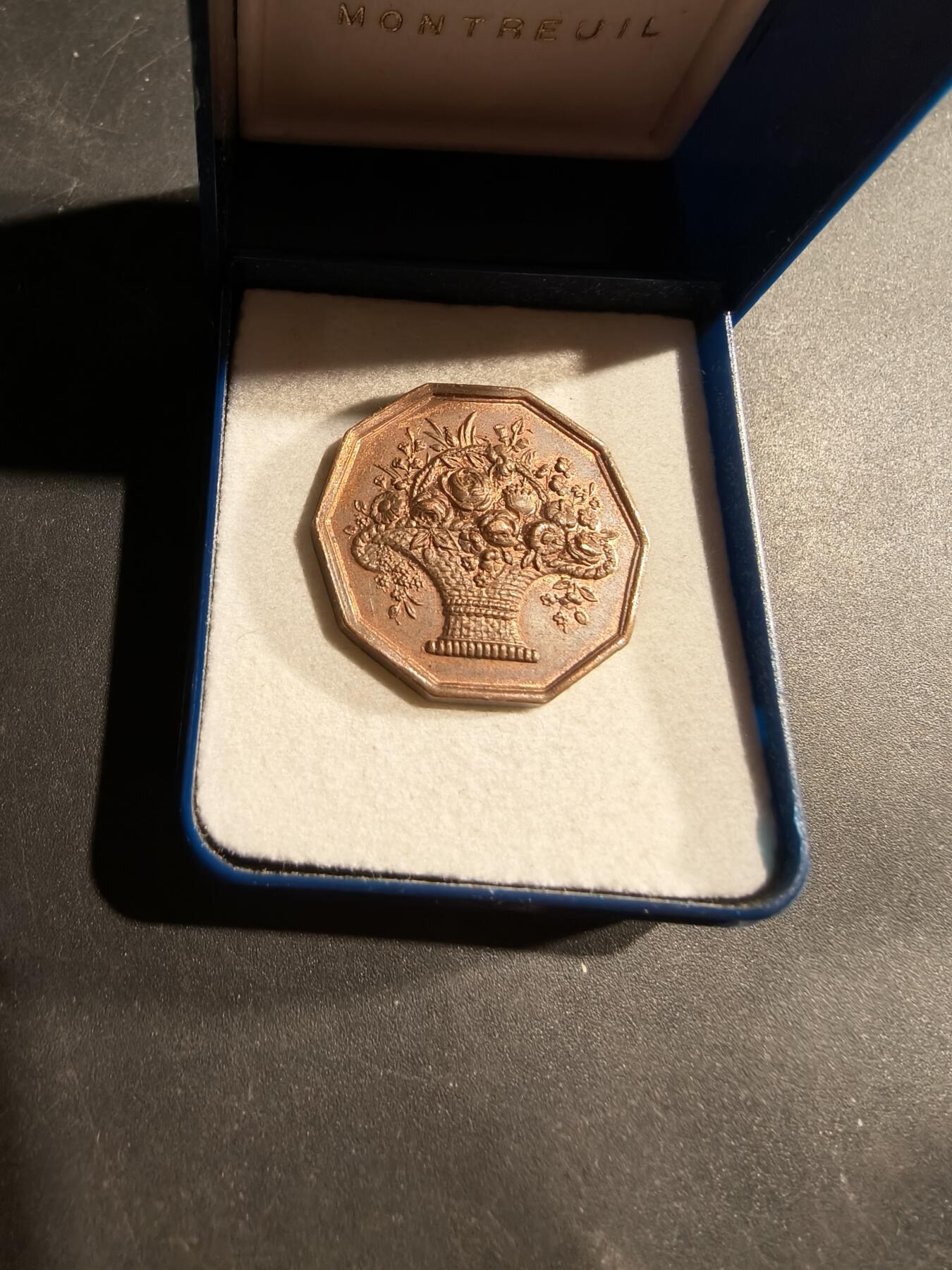 老王徽章第181期 法国国家园艺学会铜八角代章    原盒     直径26mm    重量5.8g