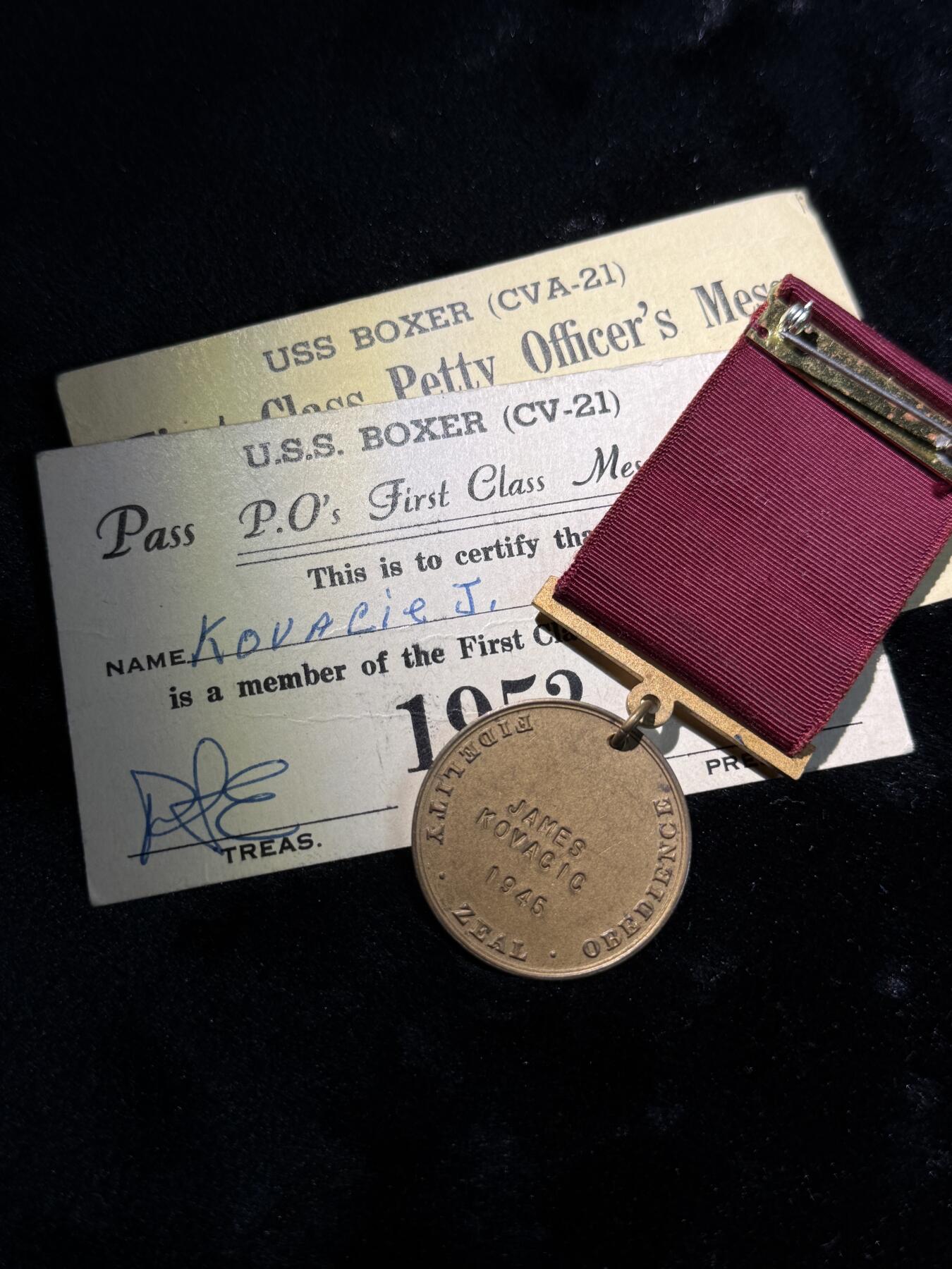 欢庆春节！戎马世界章牌大赏第111期春节大拍 美国海军奖章套章，包括良好服役奖章、本土防御奖章以及朝鲜战争奖章，附带得主在不同舰船服役时的就餐卡与圣经