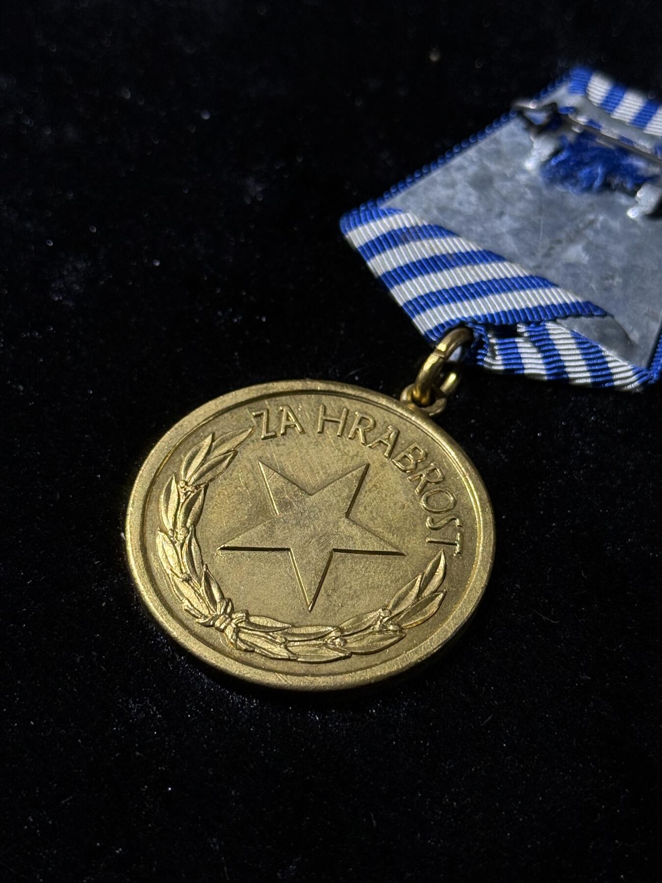 欢庆春节！戎马世界章牌大赏第111期春节大拍 南斯拉夫勇敢奖章，萨版