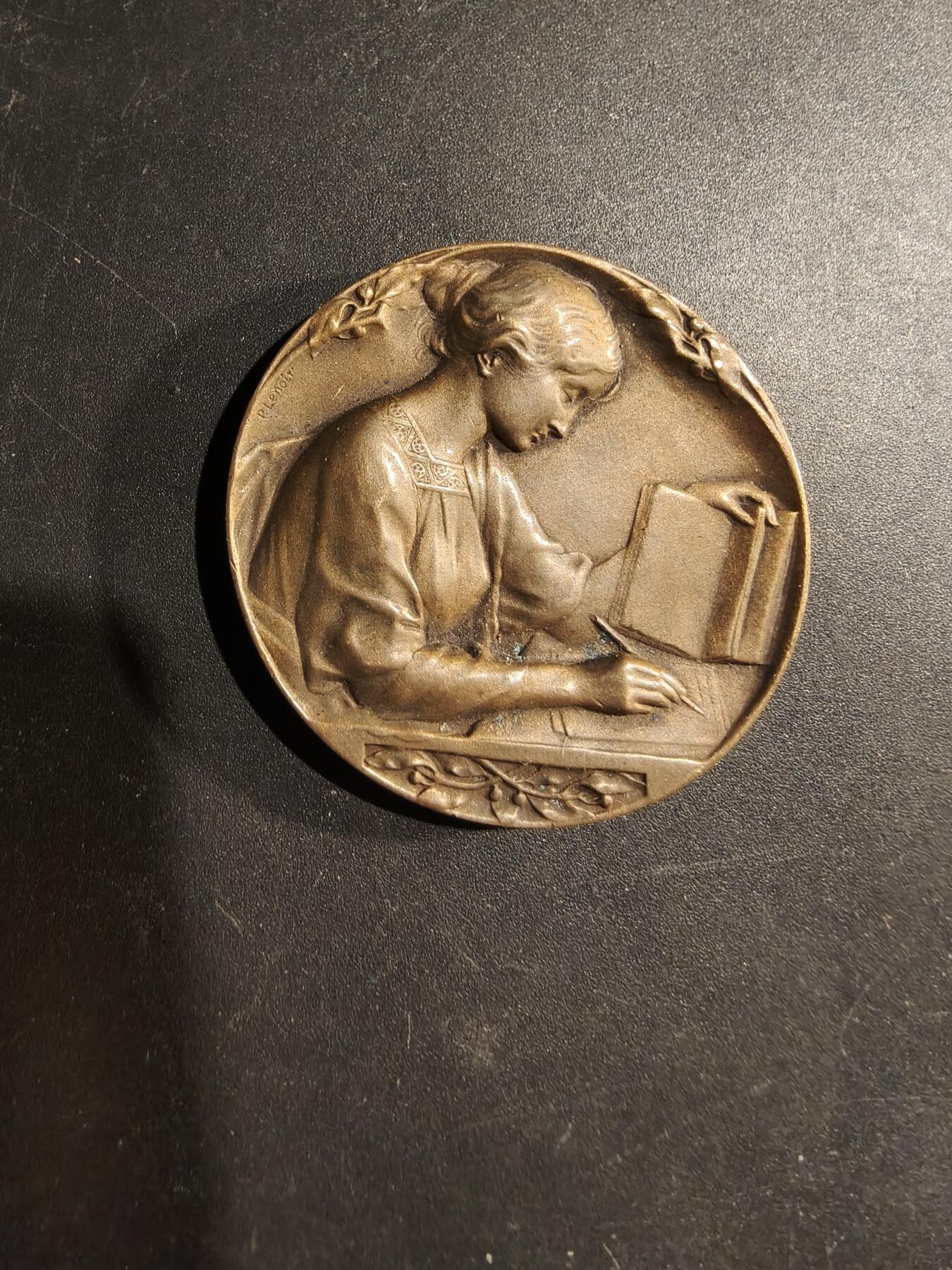 老王徽章第181期 法国学习的少女大铜章     皮埃尔·勒努瓦作品     直径40mm    重量30.3g