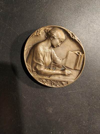 老王徽章第181期 - 法国学习的少女大铜章     皮埃尔·勒努瓦作品     直径40mm    重量30.3g