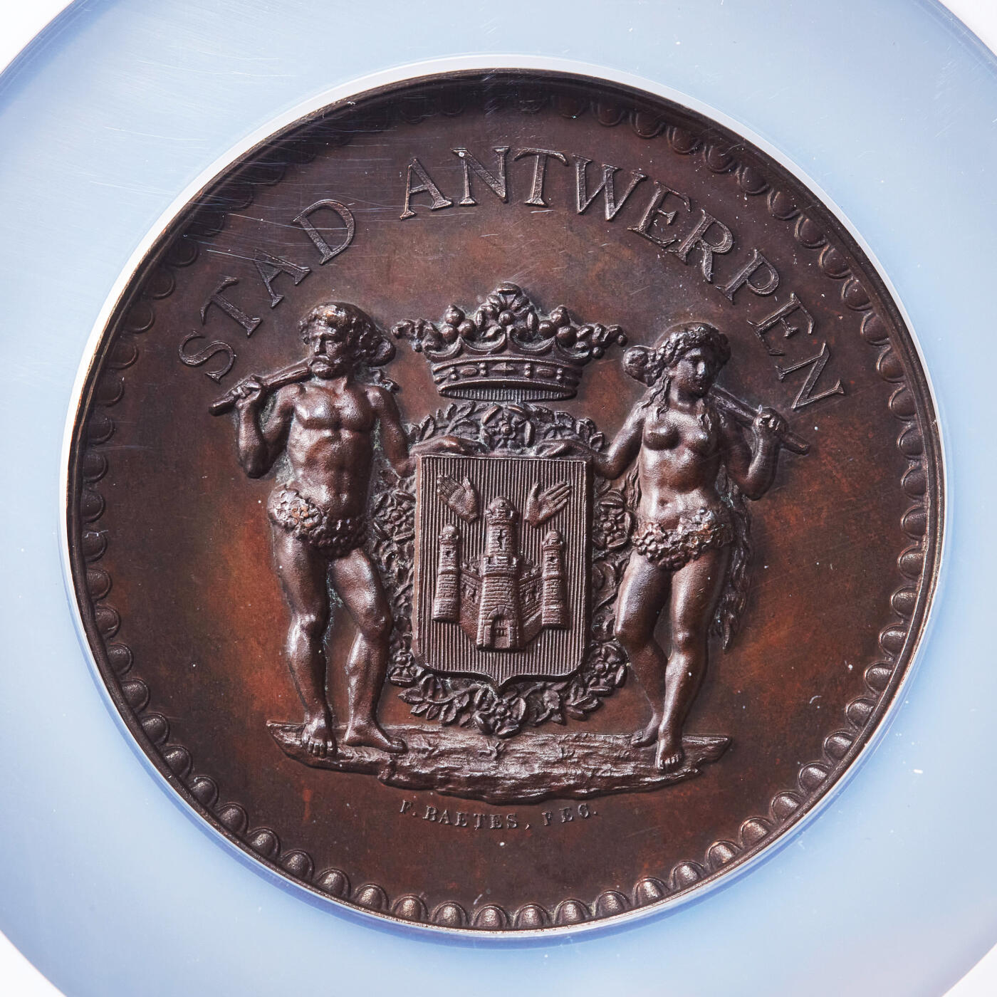 【俄甄集藏】马年新春第一拍 2026年(048)02-25星期三 晚 19:30 全场包邮 比利时1898年纪念安特卫普商业学院庆典大铜章，NGC MS63，高浮雕，设计精美，巧克力包浆，雕刻名家贝特斯作品，顶级状态，直径67mm