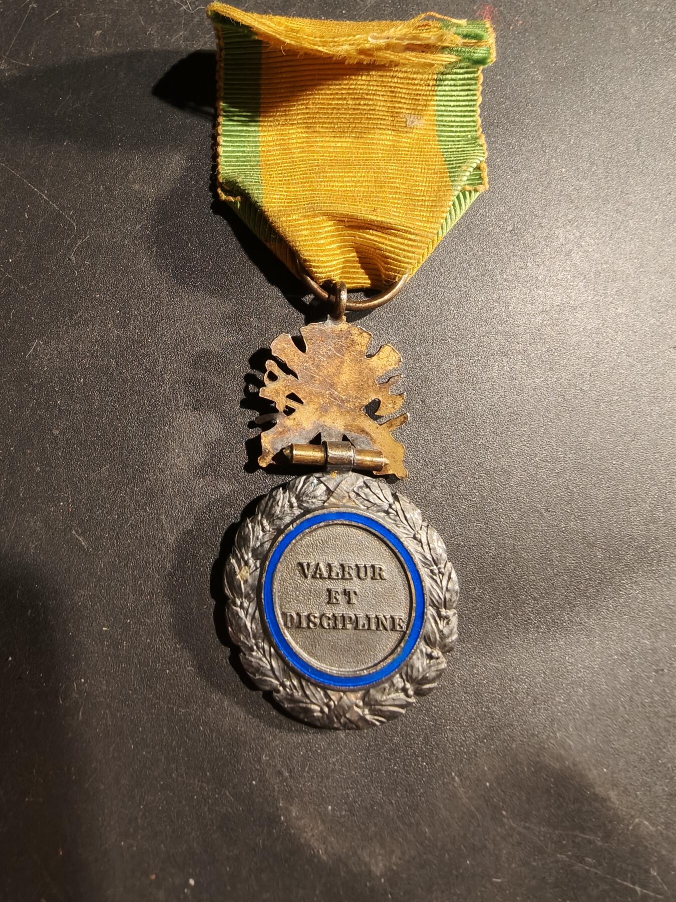 老王徽章第181期 法国军事奖章   三共时期    950银镀金珐琅   20g