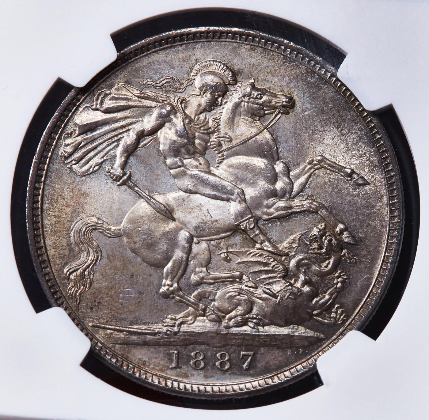 【俄甄集藏】马年新春第一拍 2026年(048)02-25星期三 晚 19:30 全场包邮 英国1887年维多利亚高冠马剑1克朗大银币，NGC MS63，黄油彩，转光品相，经典品种