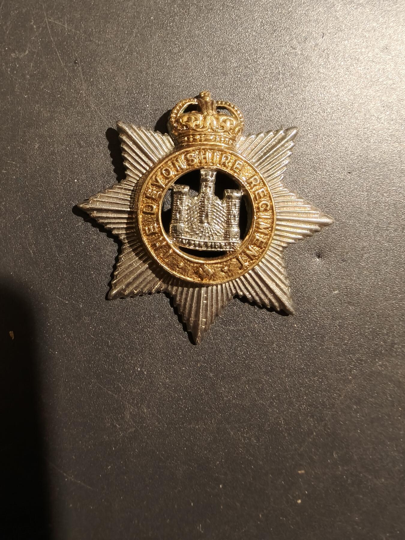 老王徽章第181期 英国德文郡步兵团帽徽     一战时期