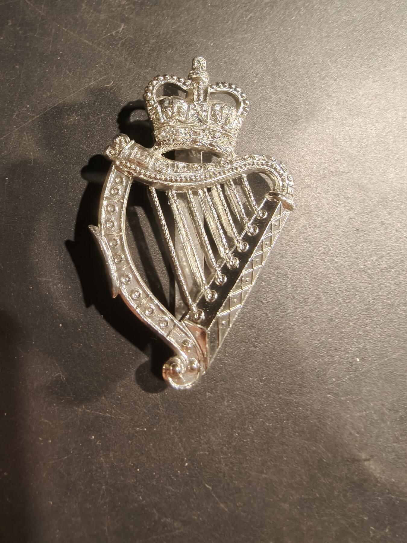 老王徽章第181期 英国皇家爱尔兰团帽徽    女王时期