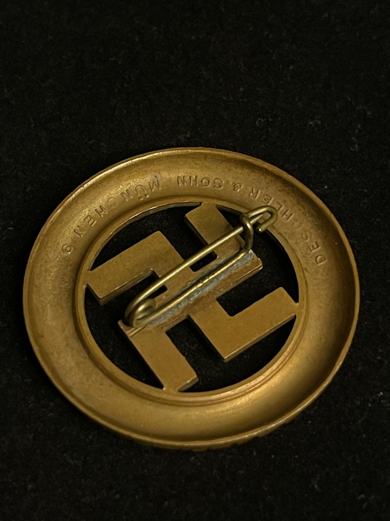 杂勋专场 德国德三NSDAP慕尼黑大区1933年徽章，正面“UND IHR HABT DOCH GESIEGT”铭文（与血章铭文一致，为纪念慕尼黑啤酒馆政变口号），背打DESCHLER & SOHN， MÜNCHEN 9（著名的1厂），罕见，极品，纯铜，直径约3.6厘米，别针原焊，大区是党内划分行政区，大区领袖由画家直接认命，只对画家负责