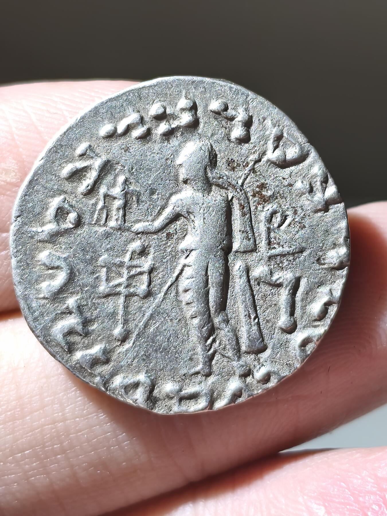 星盘世界钱币二月二十一日初五 世界古典币春节精品大拍 祝各位藏友马年大吉-新年新气象！ 精品印度塞克阿泽斯二世四德拉克马银币，正面是国王骑马形象背面是宙斯托举胜利女神手持长矛，铭文清晰，品相漂亮，目前国外价格此品相已达到150欧元以上