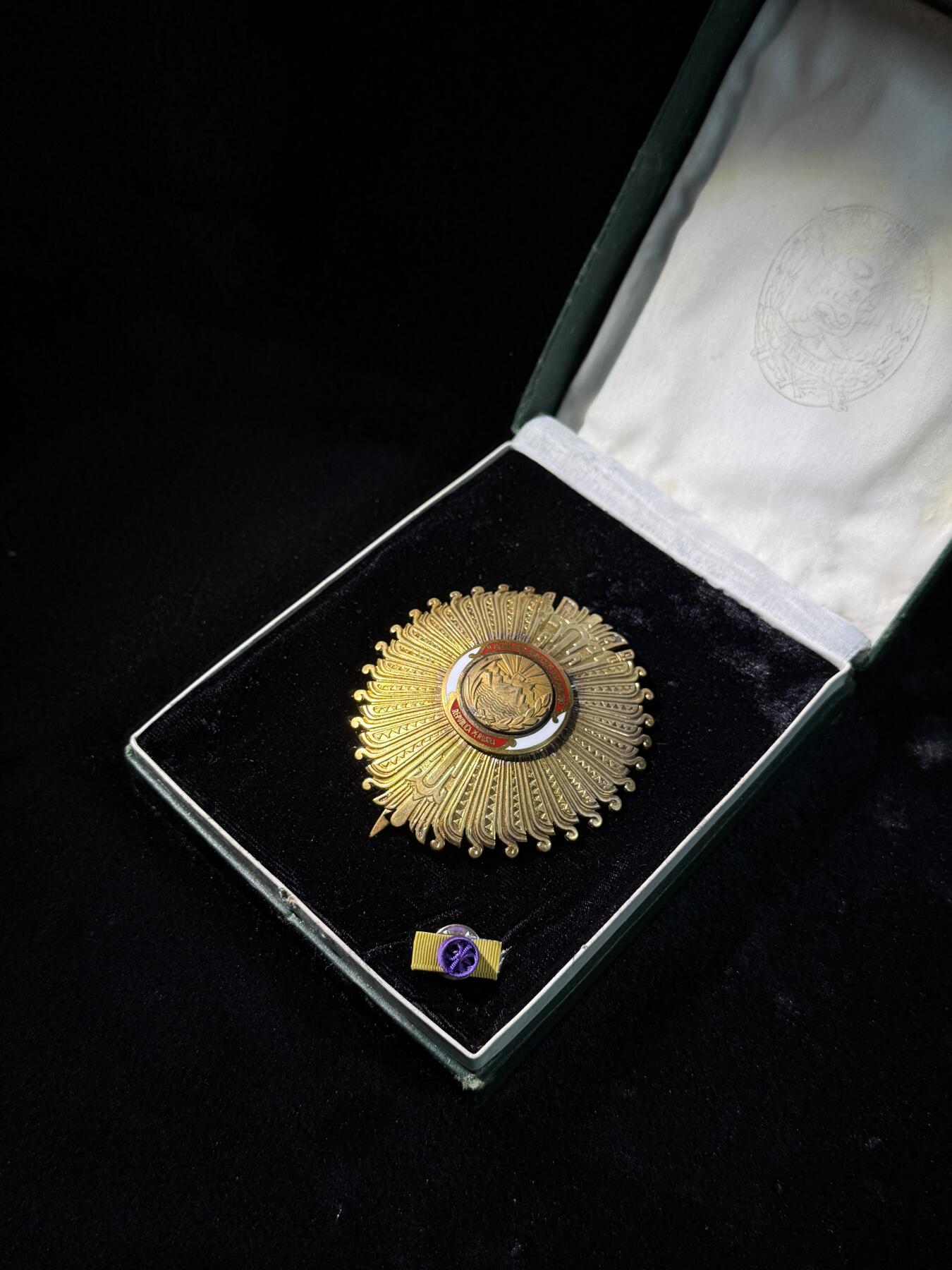 欢庆春节！戎马世界章牌大赏第111期春节大拍 秘鲁太阳勋章星芒章，早期银制版本，盒略齐全