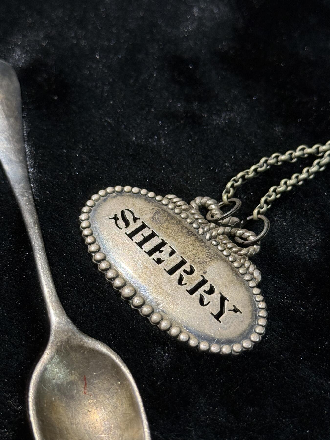 欢庆春节！戎马世界章牌大赏第111期春节大拍 银制吊坠与汤匙一组