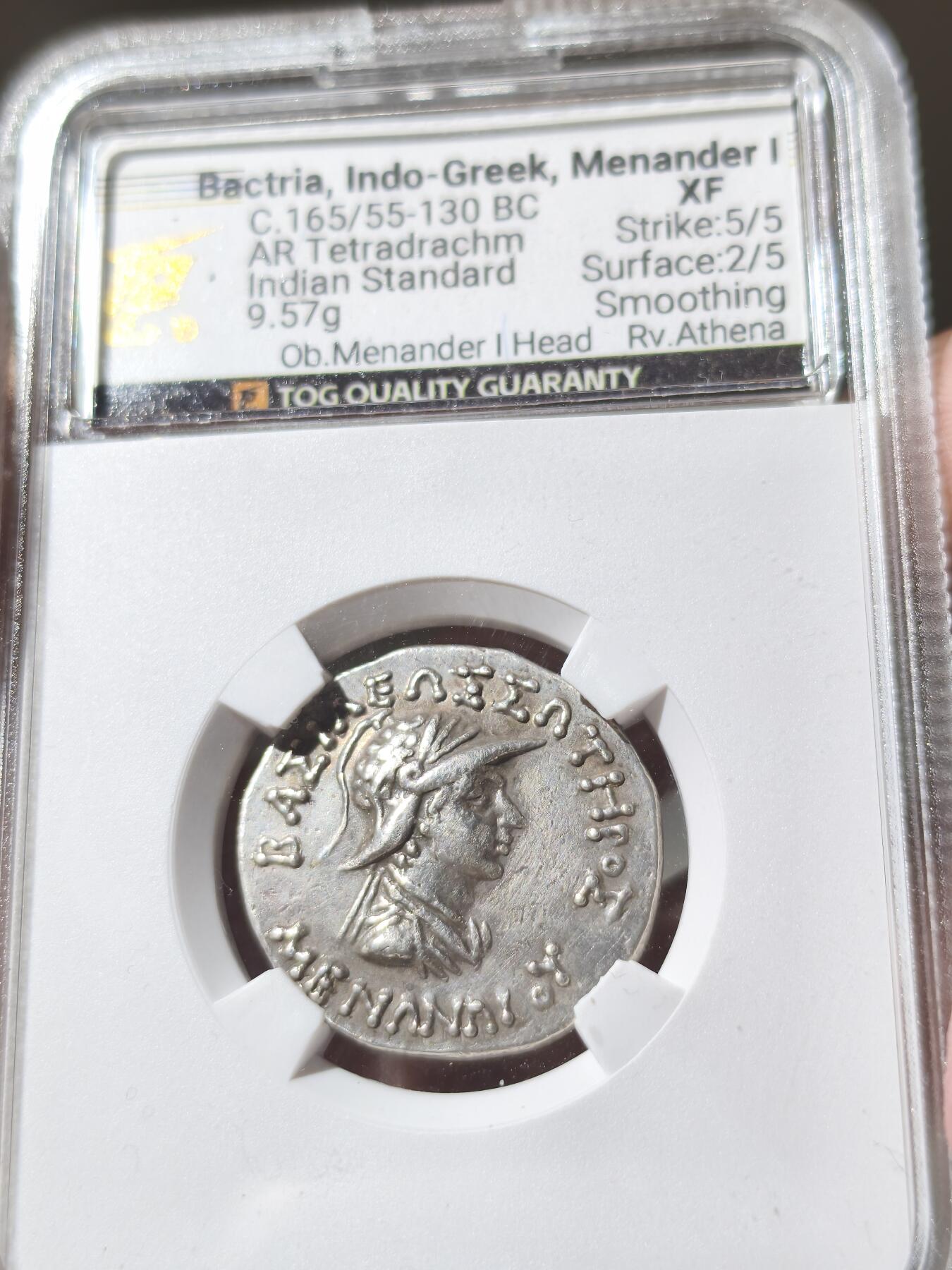 星盘世界钱币二月二十一日初五 世界古典币春节精品大拍 祝各位藏友马年大吉-新年新气象！ 精品典藏！印度希腊佛教护法王之一 - 米南德一世四德拉克马银币，TQG评级xf打制满分，铭文齐全，一步到位的品种，这一枚非常有趣，雅典娜周围有一圈珠圈。非常少见的例子，没有找到同类型的type ，带有一些淡淡的彩色，令人愉悦的包浆