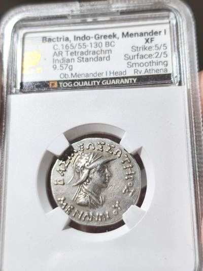 星盘世界钱币二月二十一日初五 世界古典币春节精品大拍 祝各位藏友马年大吉-新年新气象！ - 精品典藏！印度希腊佛教护法王之一 - 米南德一世四德拉克马银币，TQG评级xf打制满分，铭文齐全，一步到位的品种，这一枚非常有趣，雅典娜周围有一圈珠圈。非常少见的例子，没有找到同类型的type ，带有一些淡淡的彩色，令人愉悦的包浆