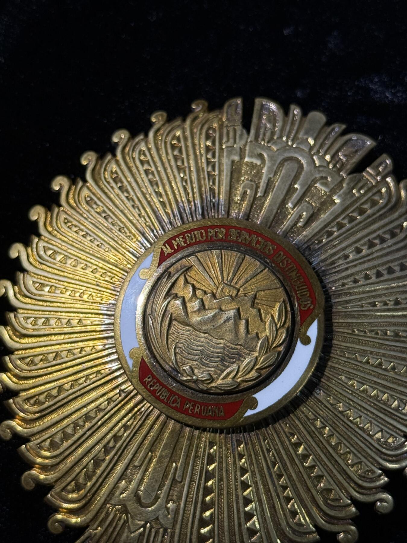 欢庆春节！戎马世界章牌大赏第111期春节大拍 秘鲁太阳勋章星芒章，早期银制版本，盒略齐全