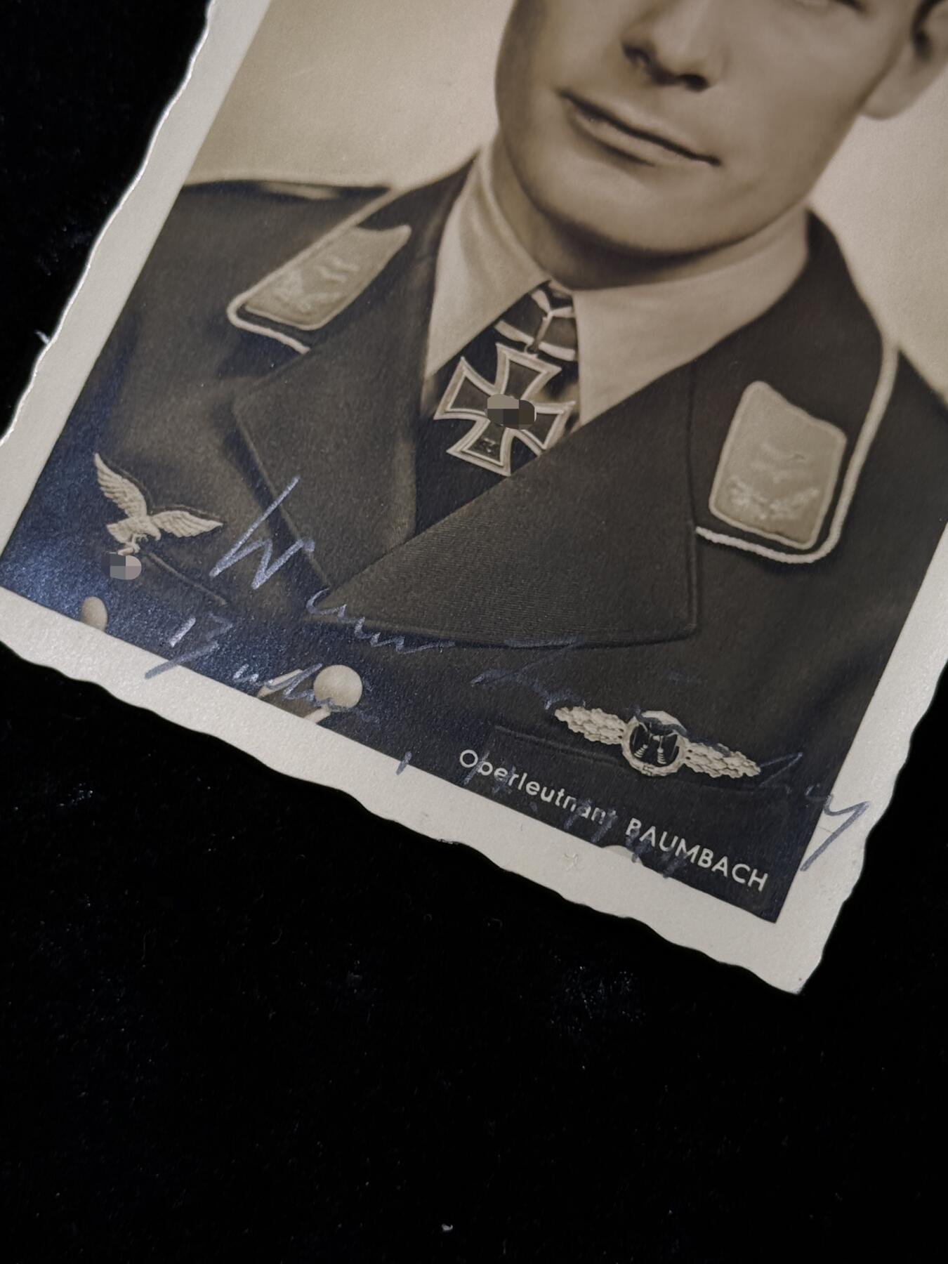 欢庆春节！戎马世界章牌大赏第111期春节大拍 德国二战战时签名照，签字者为第16枚佩剑橡叶骑士铁十字勋章获得者轰炸机飞行员维尔纳·鲍姆巴赫上校