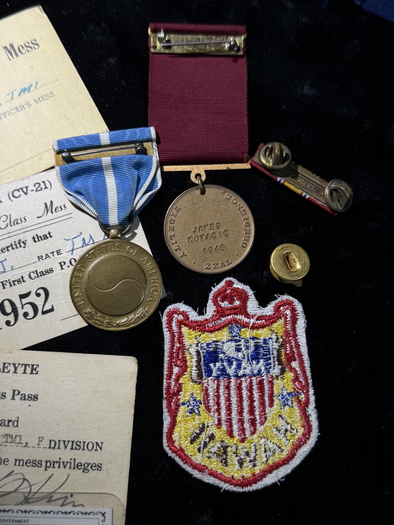 欢庆春节！戎马世界章牌大赏第111期春节大拍 美国海军奖章套章，包括良好服役奖章、本土防御奖章以及朝鲜战争奖章，附带得主在不同舰船服役时的就餐卡与圣经