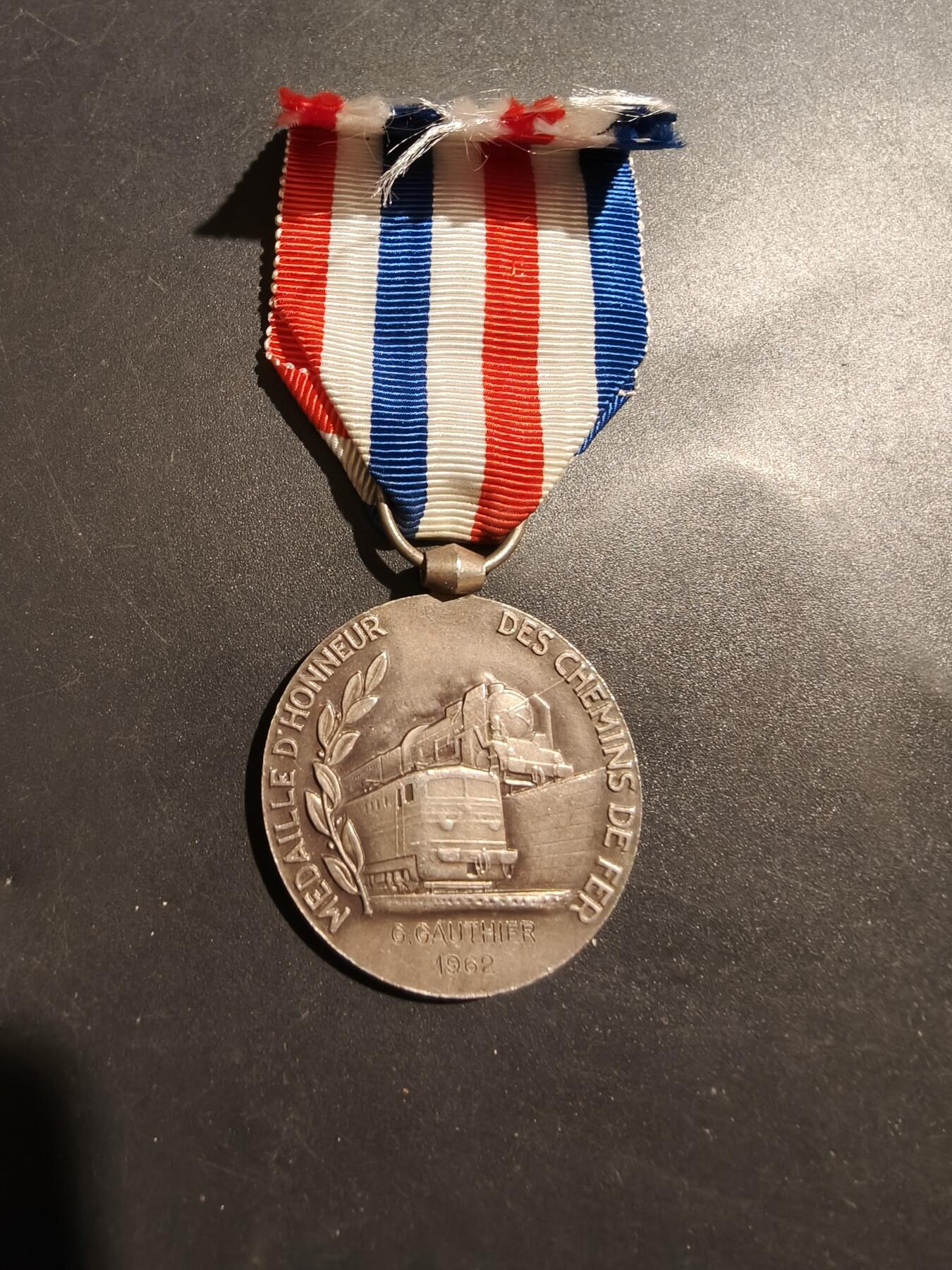 老王徽章第181期 法国银级铁路服务奖章    1962年实发   原盒