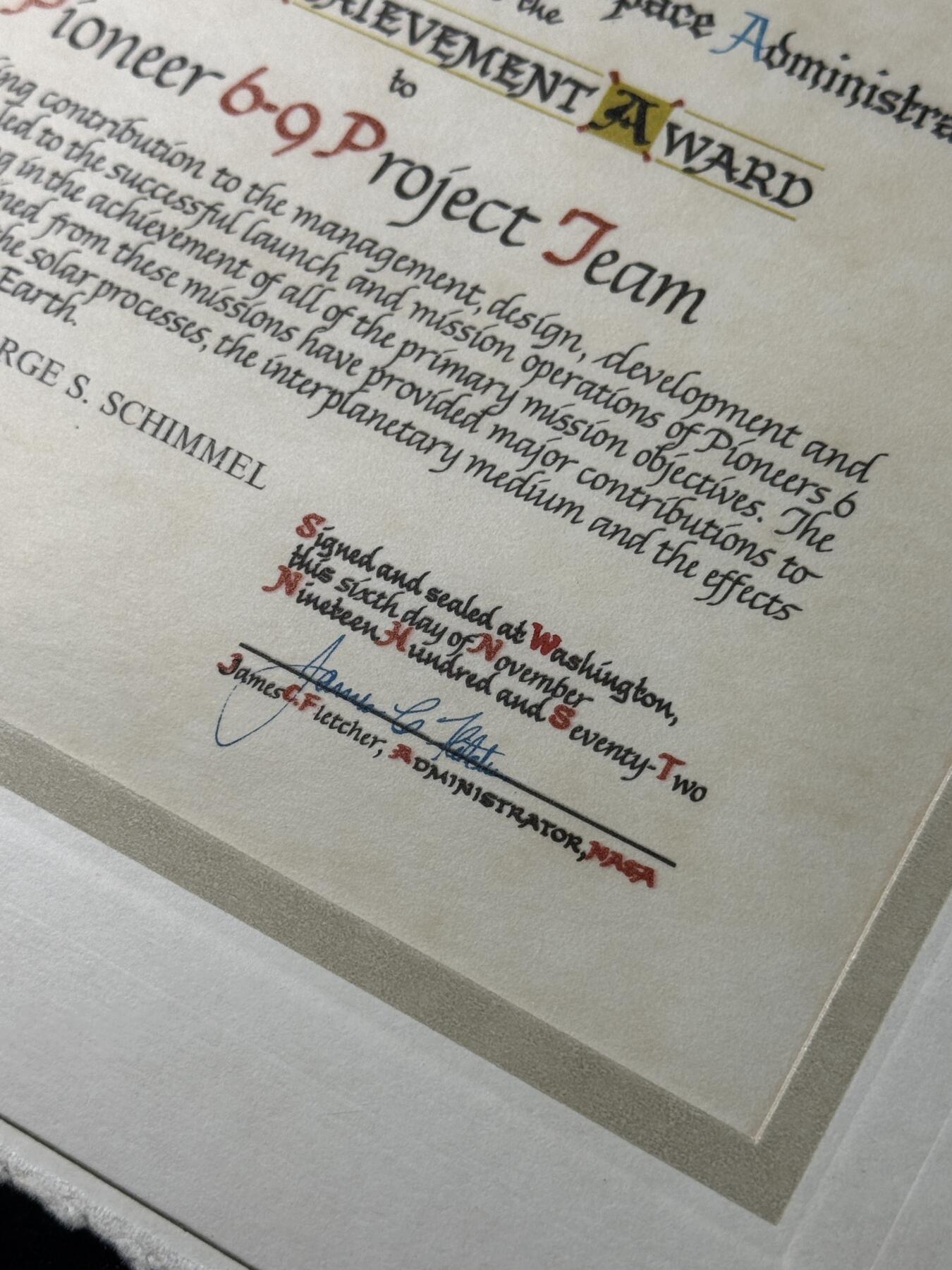 欢庆春节！戎马世界章牌大赏第111期春节大拍 美国国家航空航天局（NASA）团队成就奖（Group Achievement Award）证书，授予对象为先驱者6-9项目团队（Pioneer 6-9 Project Team）