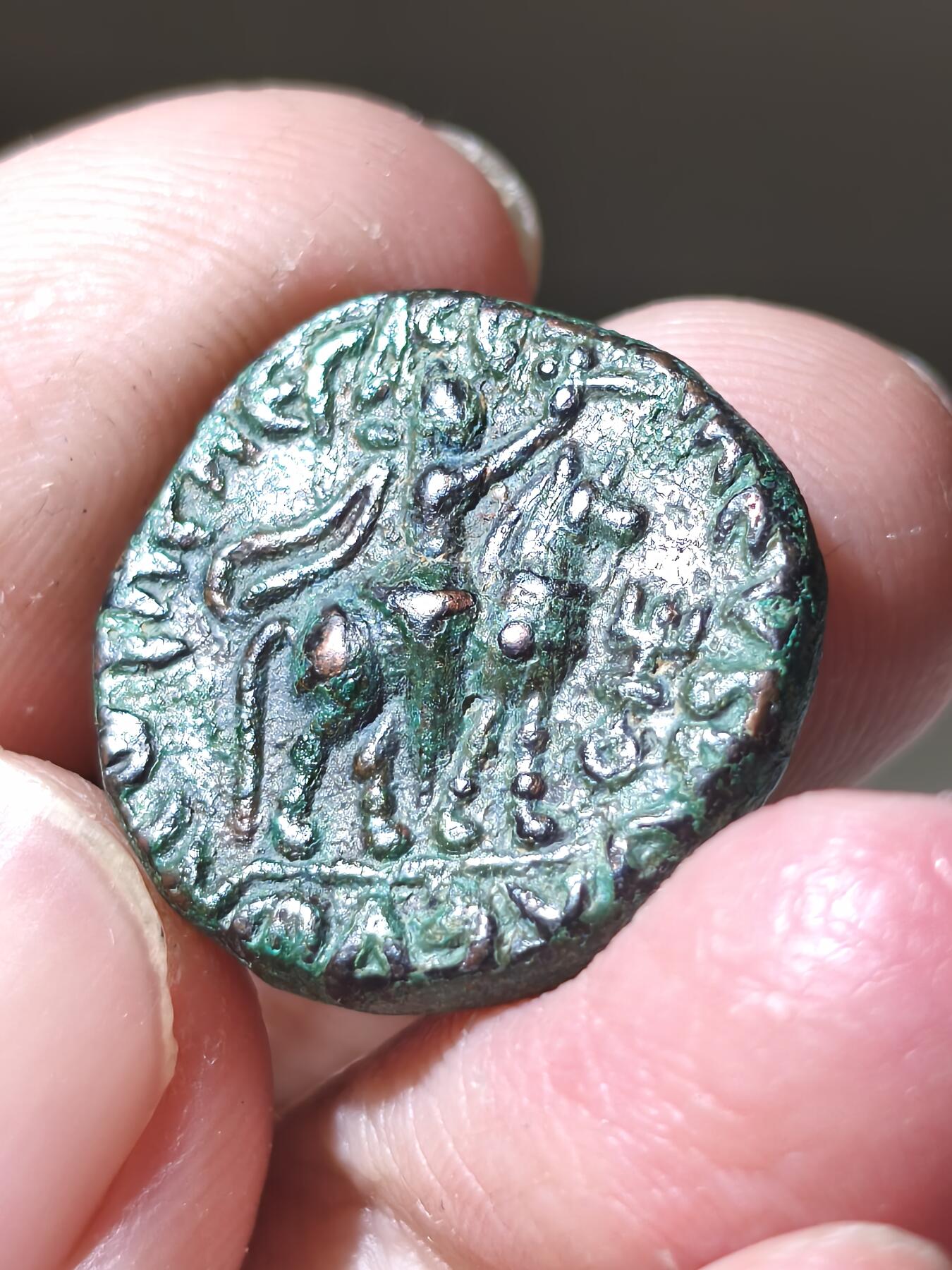 星盘世界钱币二月二十一日初五 世界古典币春节精品大拍 祝各位藏友马年大吉-新年新气象！ 精品！贵霜帝国 - 无名王铜币 仅写有希腊化称谓无人名故为无名王 根据贵霜王表以及时间对比 可能就为威马塔克土 品相非常漂亮，绿色皮壳