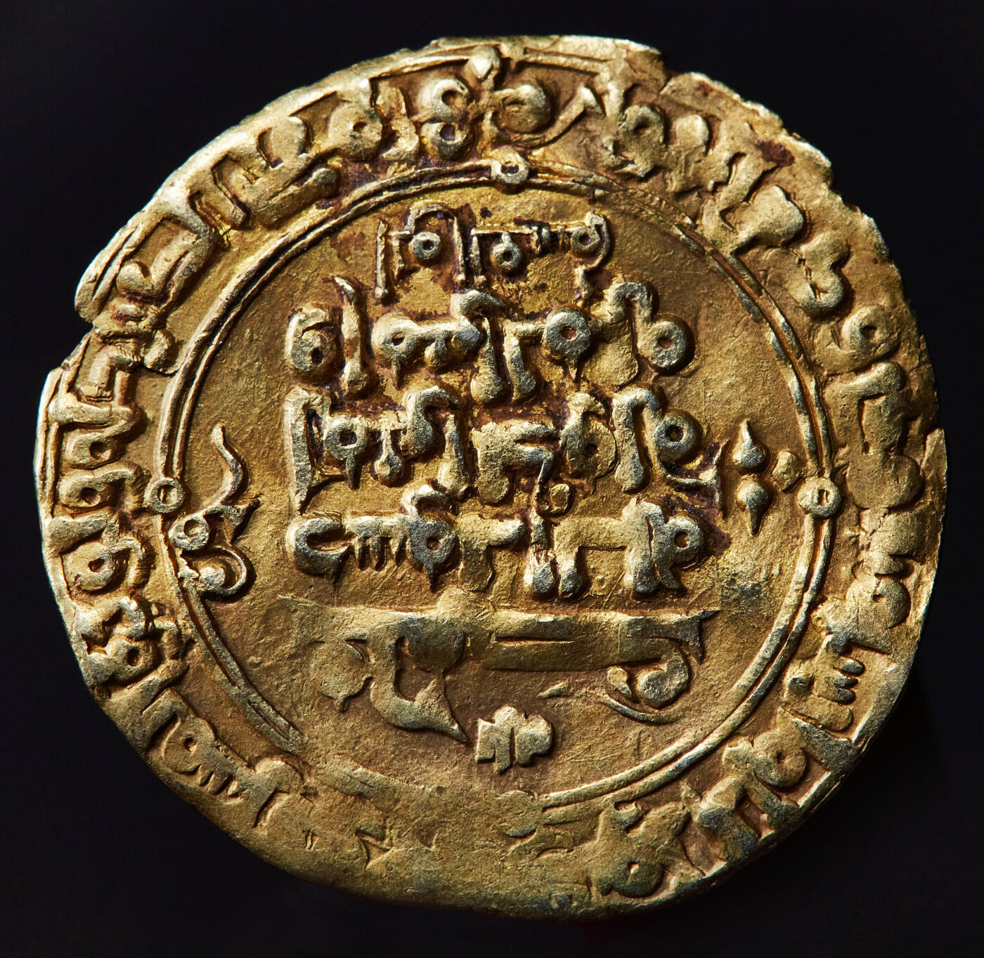 【俄甄集藏】马年新春第一拍 2026年(048)02-25星期三 晚 19:30 全场包邮 伽色尼王朝公元997年-1030年马哈茂德苏丹1第纳尔金币，马哈茂德以武功文治著称，征服北印度、阿富汗、花剌子模和波斯大部分地区，直径：23mm，重量：3.2克，保存完好