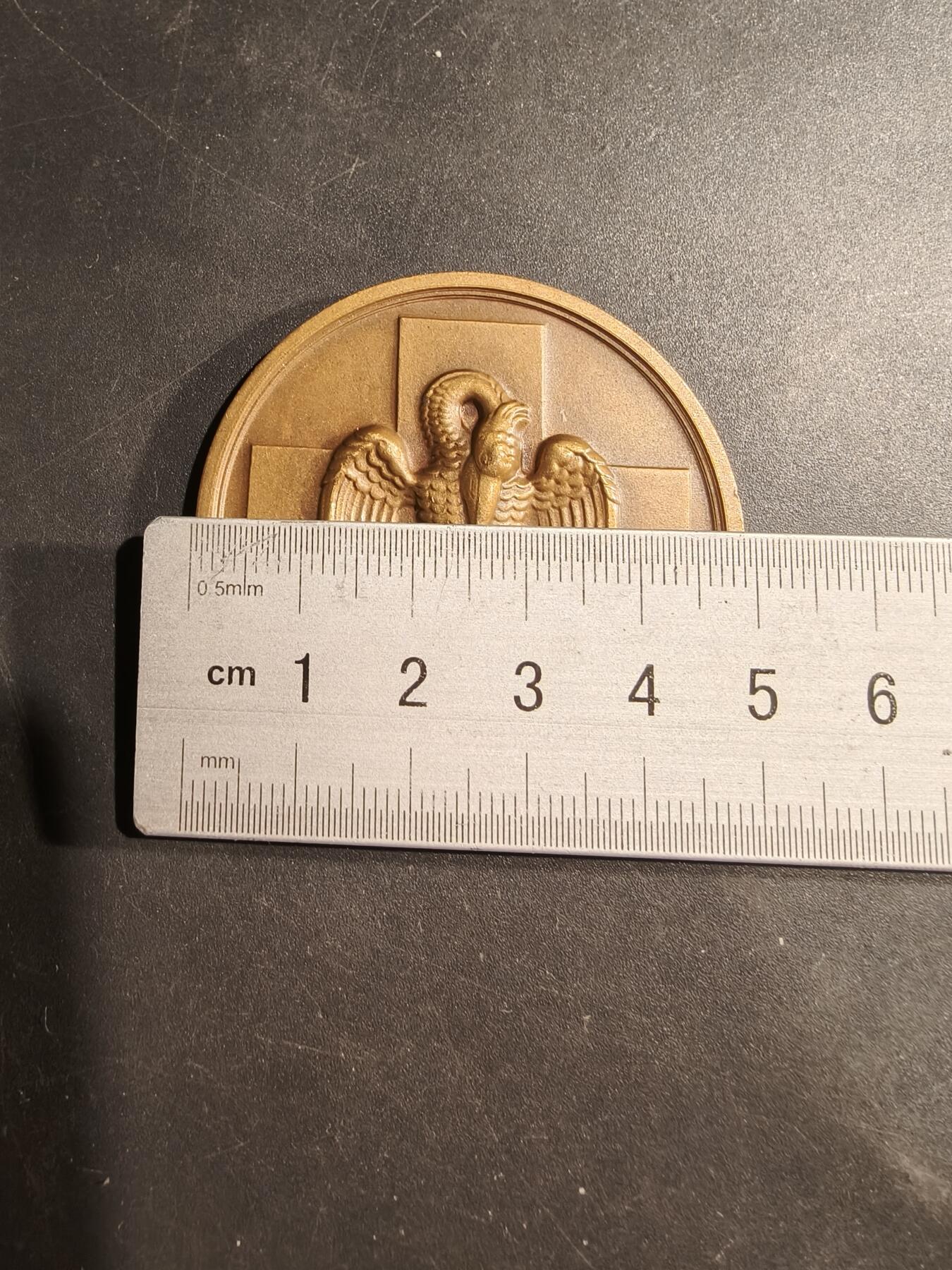 老王徽章第181期 比利时红十字会无偿献血纪念章     原盒    直径50mm    重量46.1g