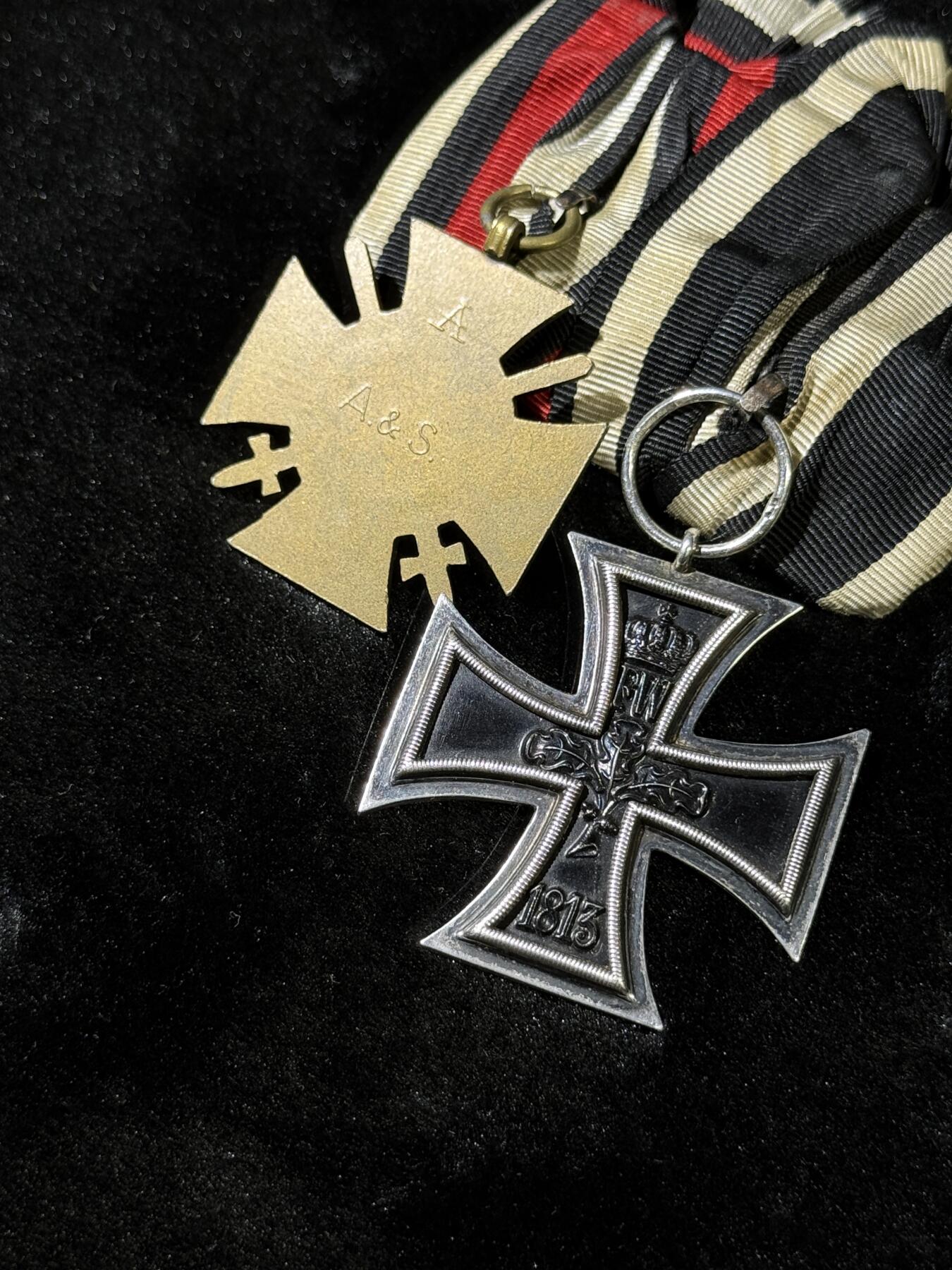 欢庆春节！戎马世界章牌大赏第111期春节大拍 德国一战二级铁十字与兴登堡奖章联排，铁十字挂环后换