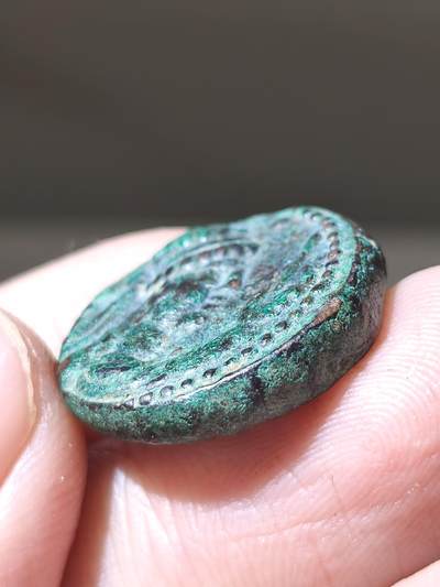 精品！贵霜帝国 - 无名王铜币 仅写有希腊化称谓无人名故为无名王 根据贵霜王表以及时间对比 可能就为威马塔克土 品相非常漂亮，绿色皮壳